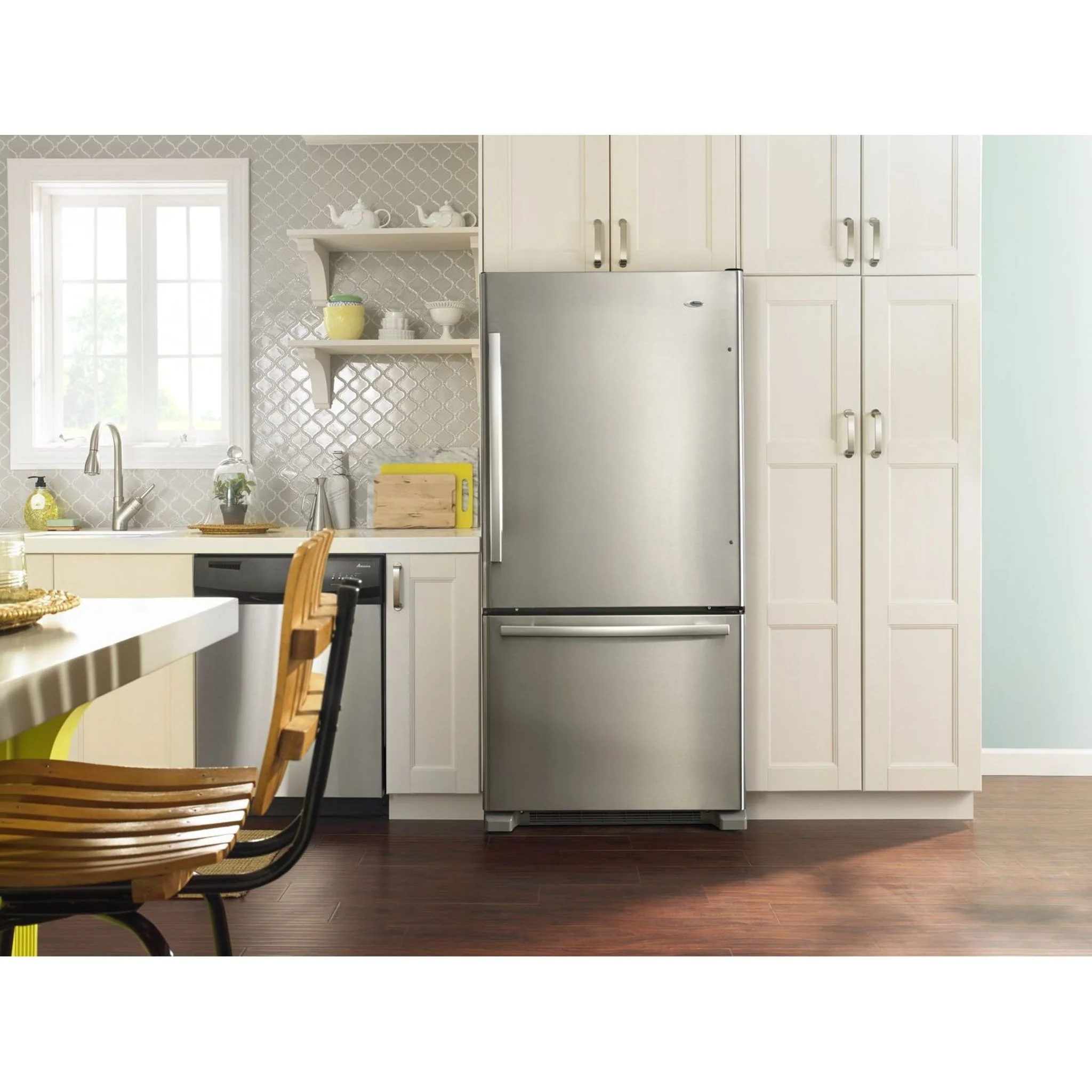 Amana 33-inch Wide Bottom-Freezer Refrigerator with EasyFreezerPull-Out Drawer âˆ’ 22 cu. ft. Capacity -Stainless Steel (ABB2224BRM) - Image 17