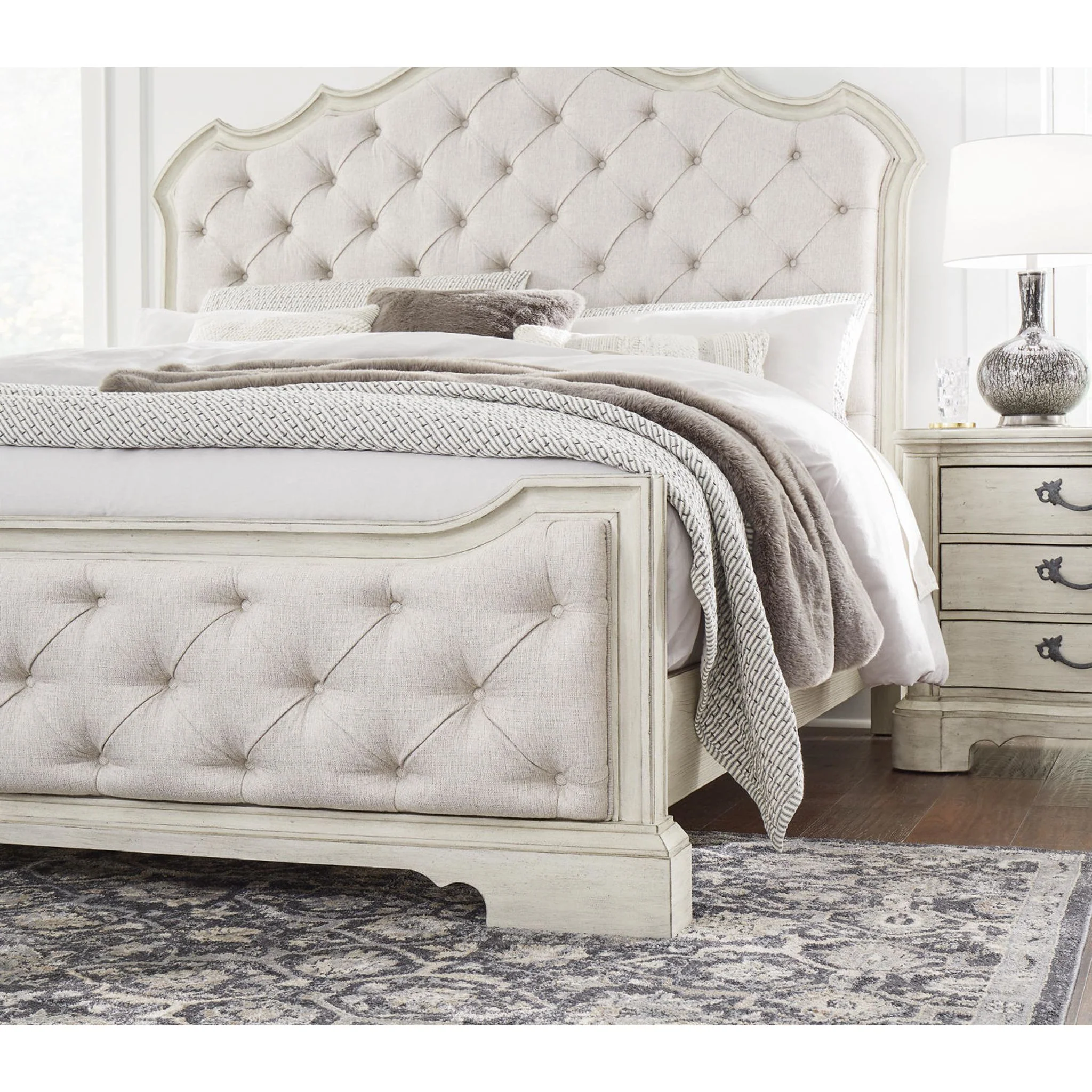 Arlendyne 5 Piece Panel Bedroom - Image 20