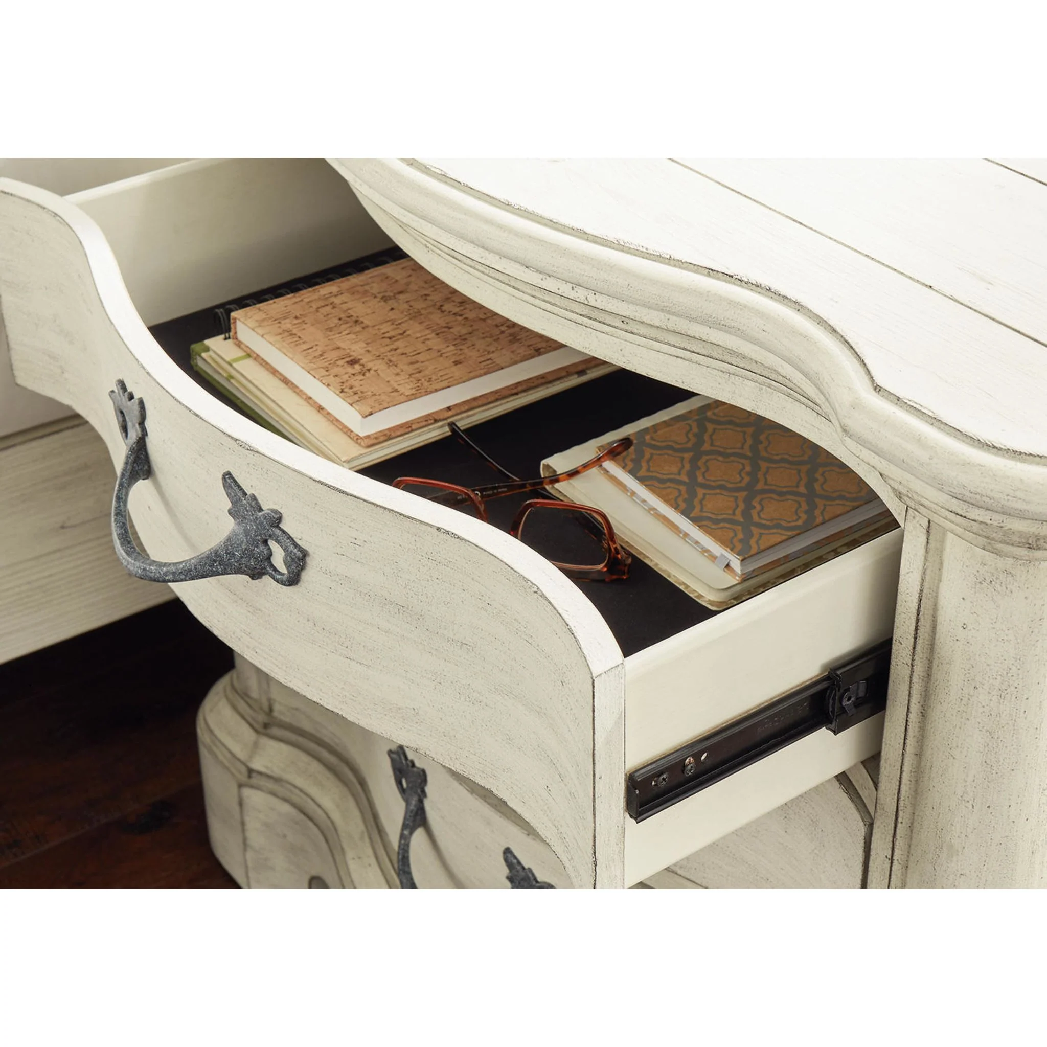 Arlendyne Three Drawer Nightstand - Image 5