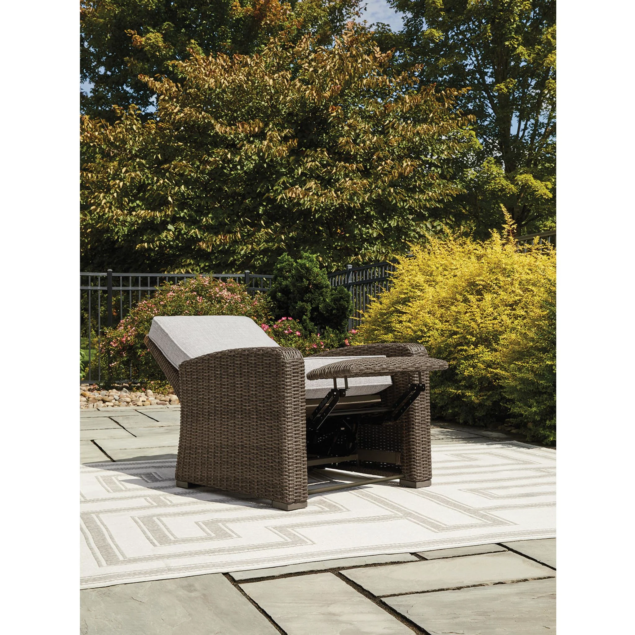 Beachcroft Outdoor Recliner - Image 6