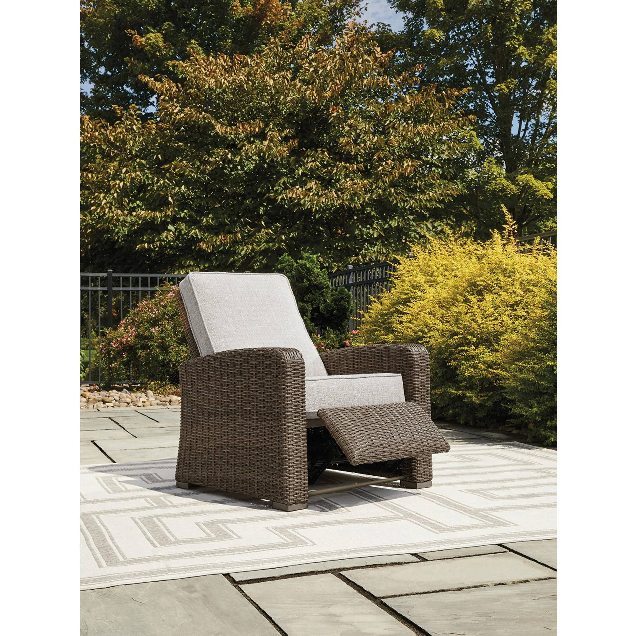 Beachcroft Outdoor Recliner - Image 7