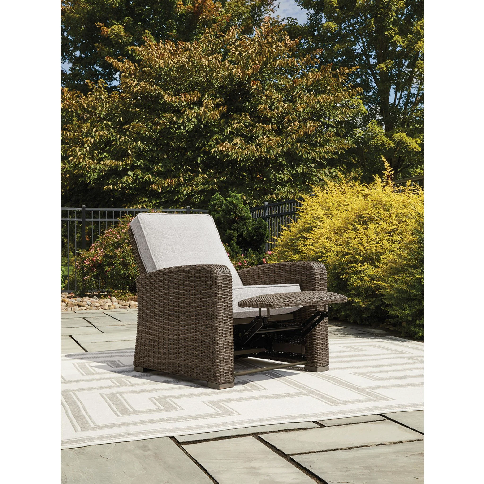 Beachcroft Outdoor Recliner - Image 8