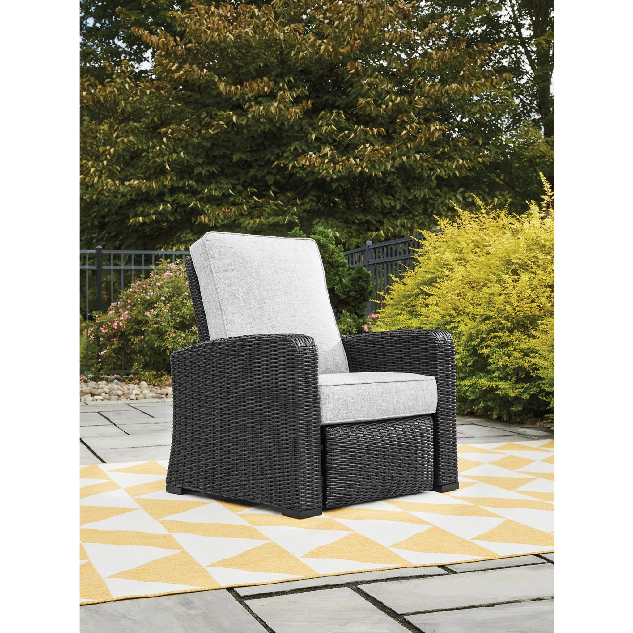 Beachcroft Outdoor Recliner - Image 2