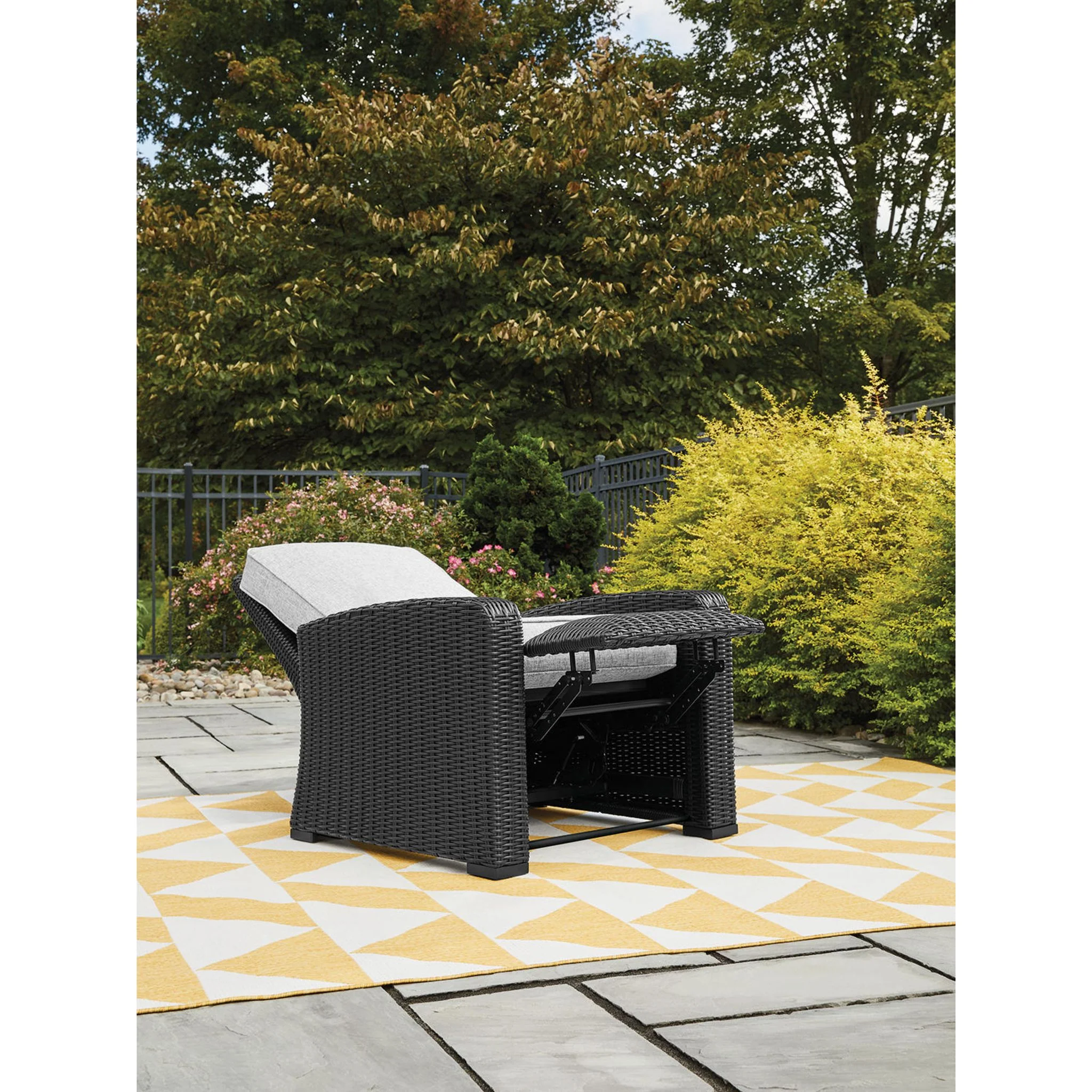 Beachcroft Outdoor Recliner - Image 6