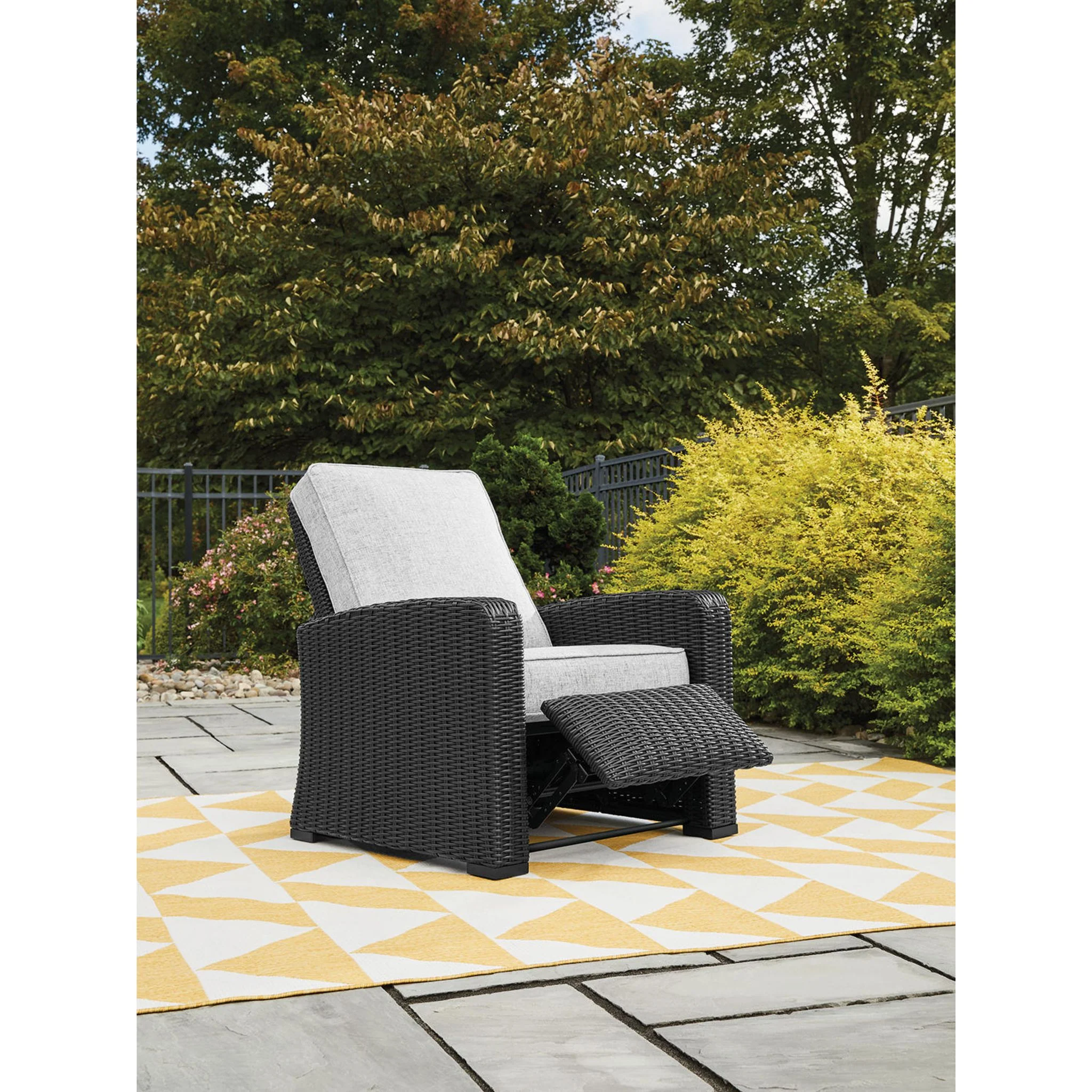 Beachcroft Outdoor Recliner - Image 7