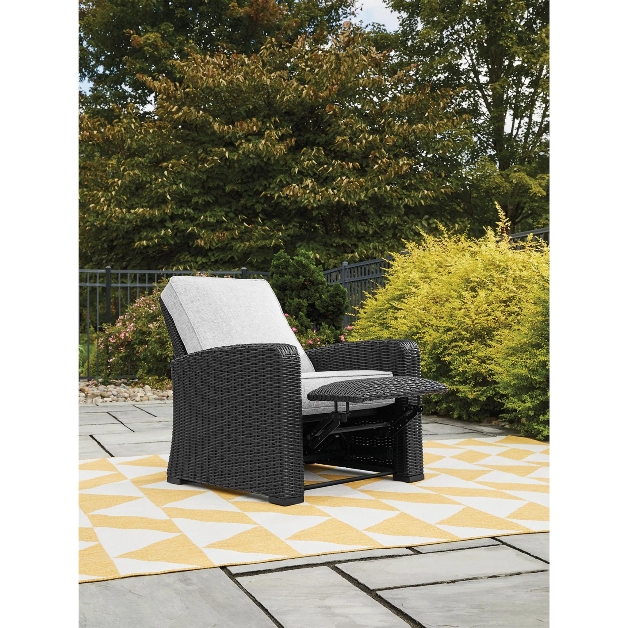 Beachcroft Outdoor Recliner - Image 8