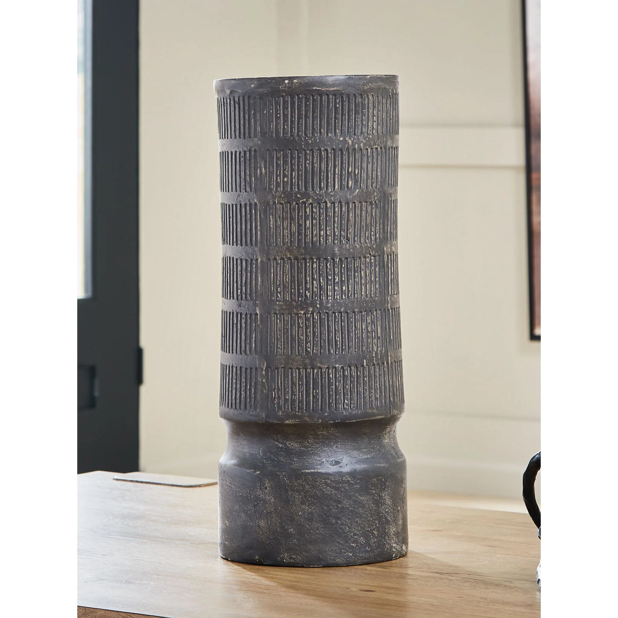 Beninworth Vase - Image 3