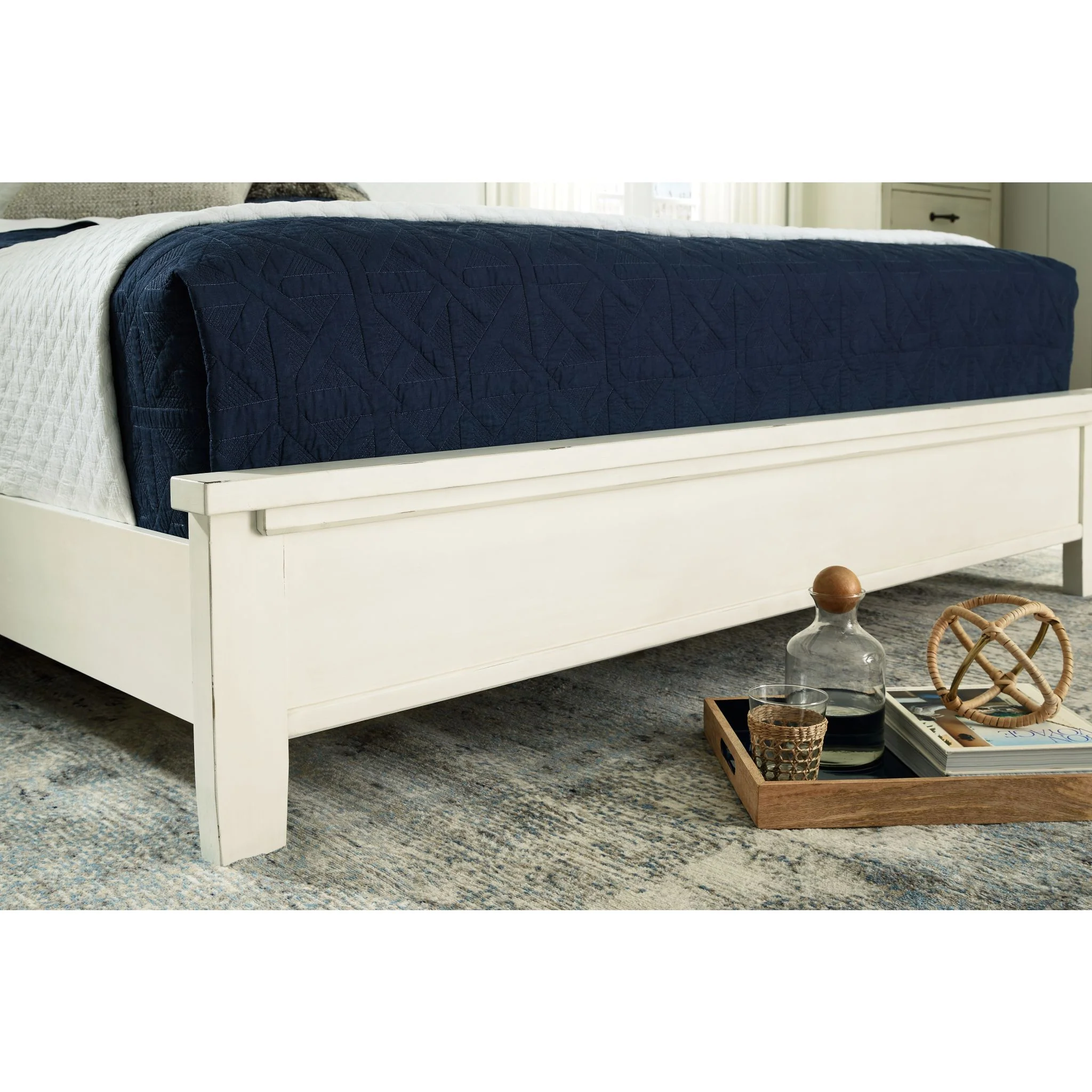 Braunter King Panel Bed - Image 4