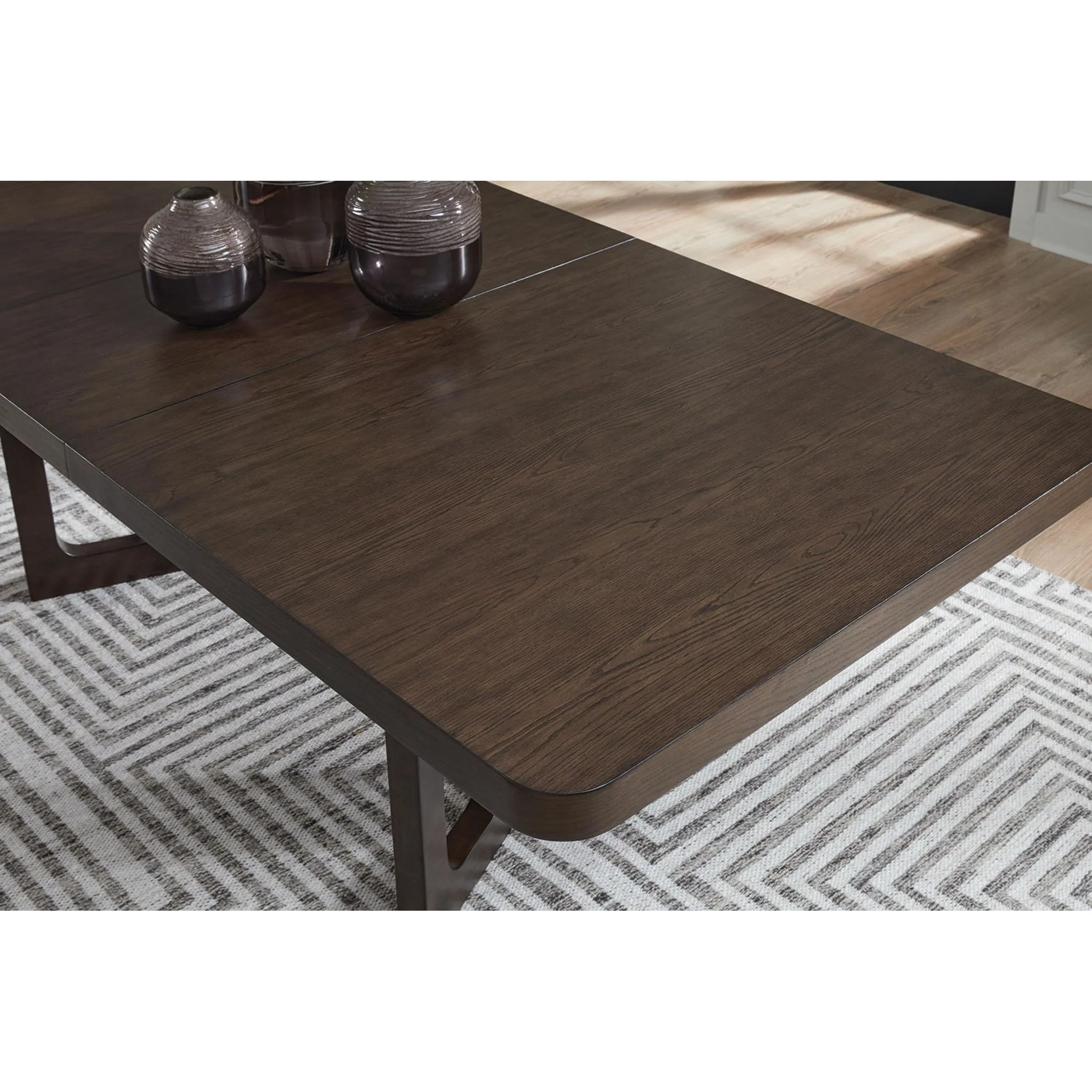 Breckington-Exclusive Dining Set - Image 10
