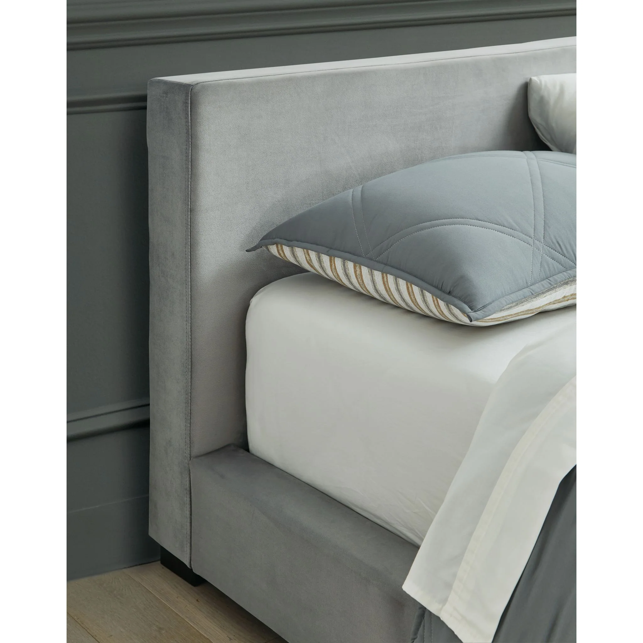Chesani Upholstered Full Bed - Image 6