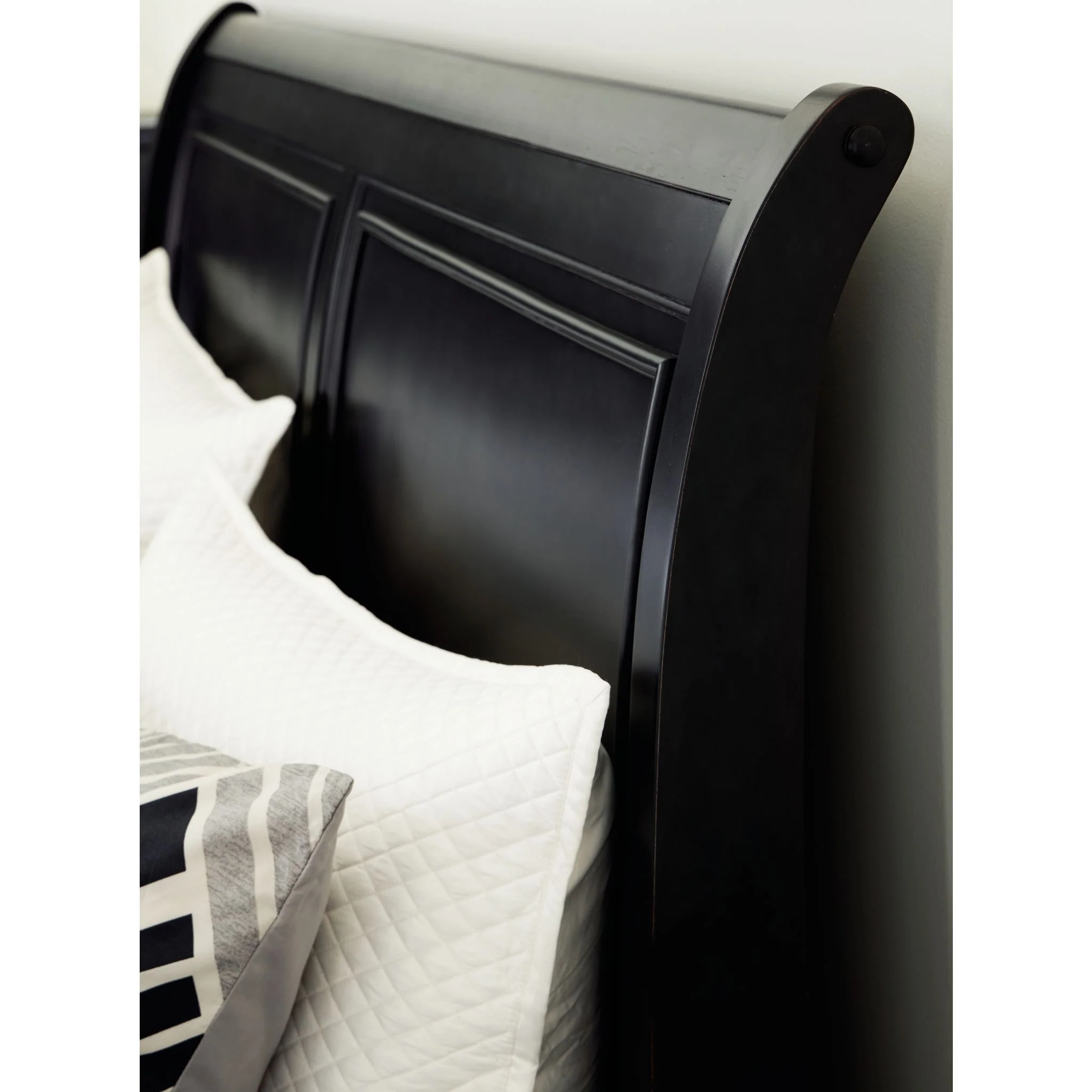 Chylanta Sleigh Bed - Image 6