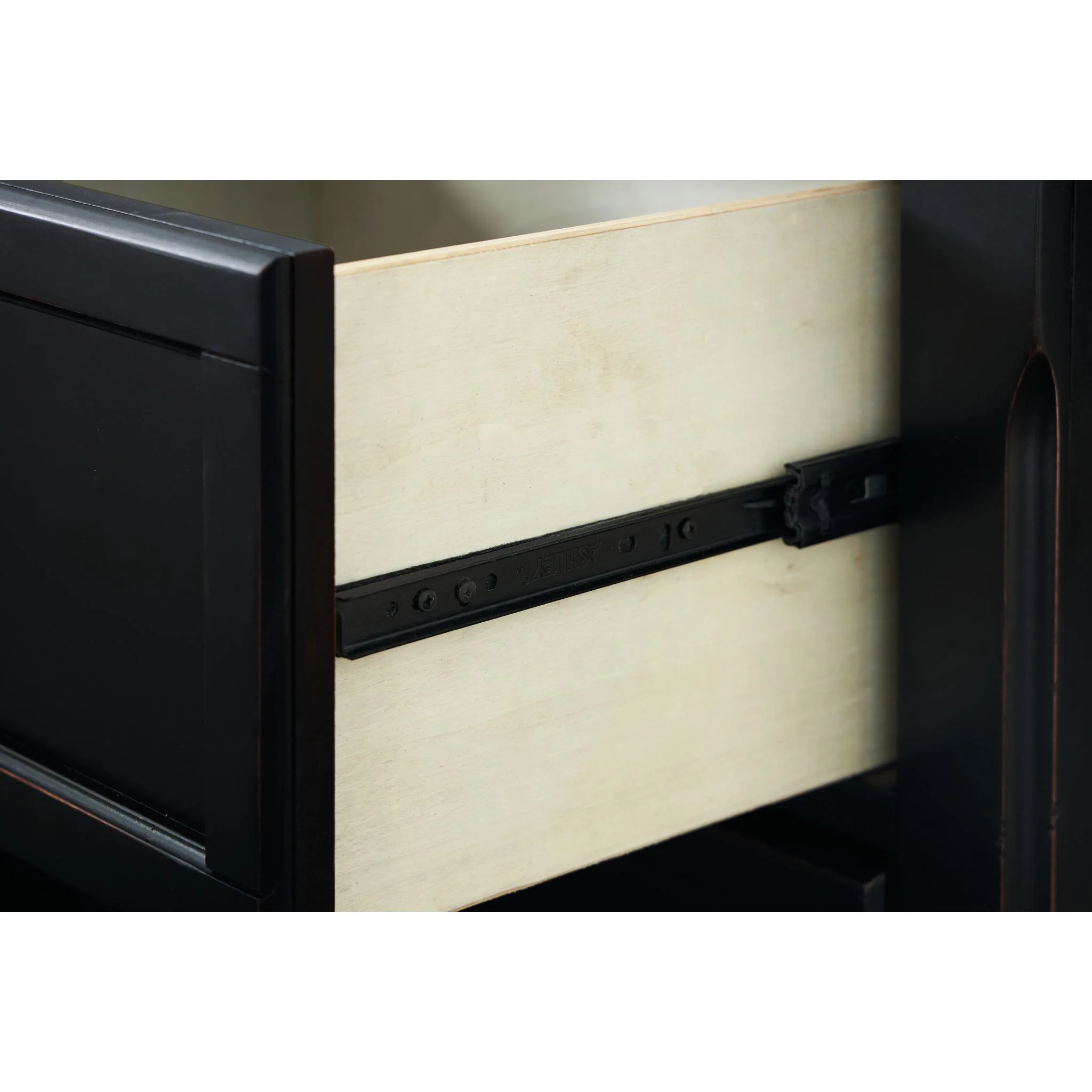 Chylanta Nightstand - Image 6
