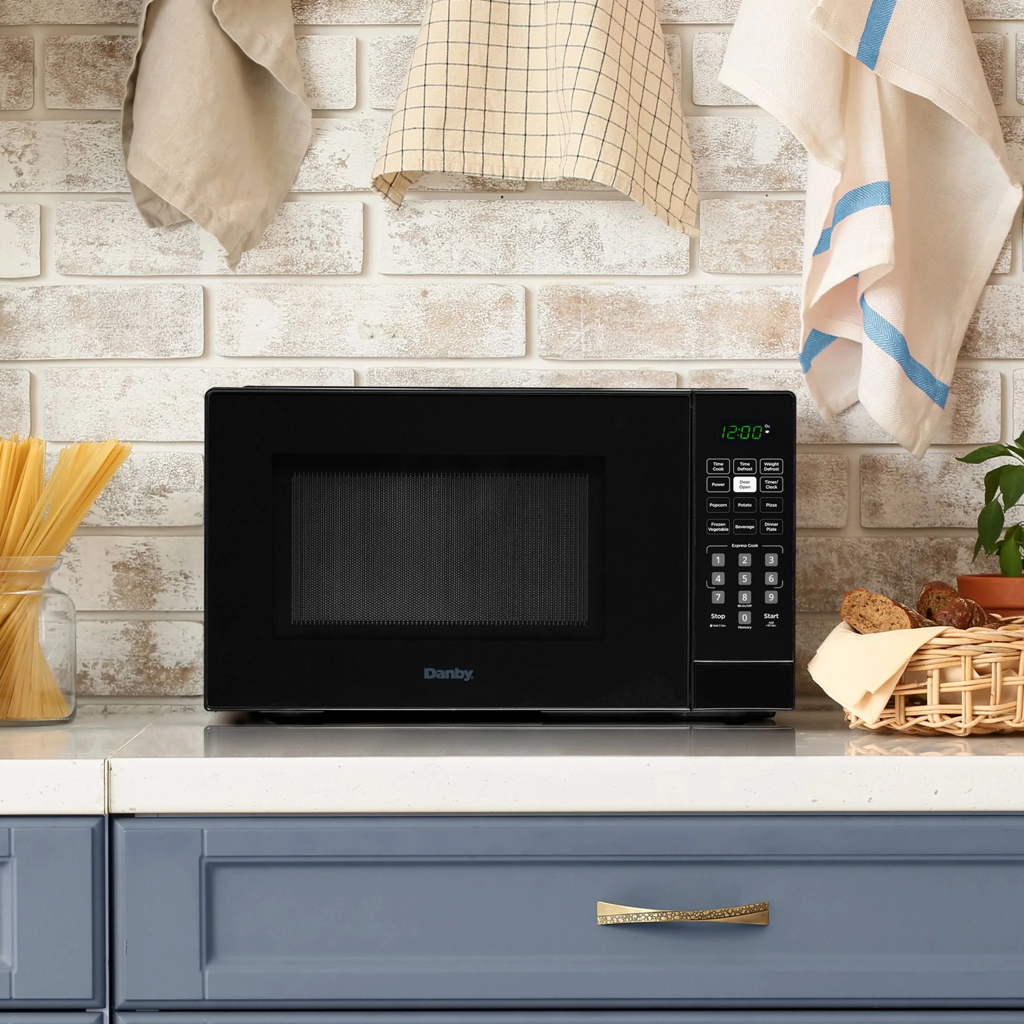 Danby 0.9 cu. ft. Countertop Microwave  -Black (DBMW0921BBB) - Image 8