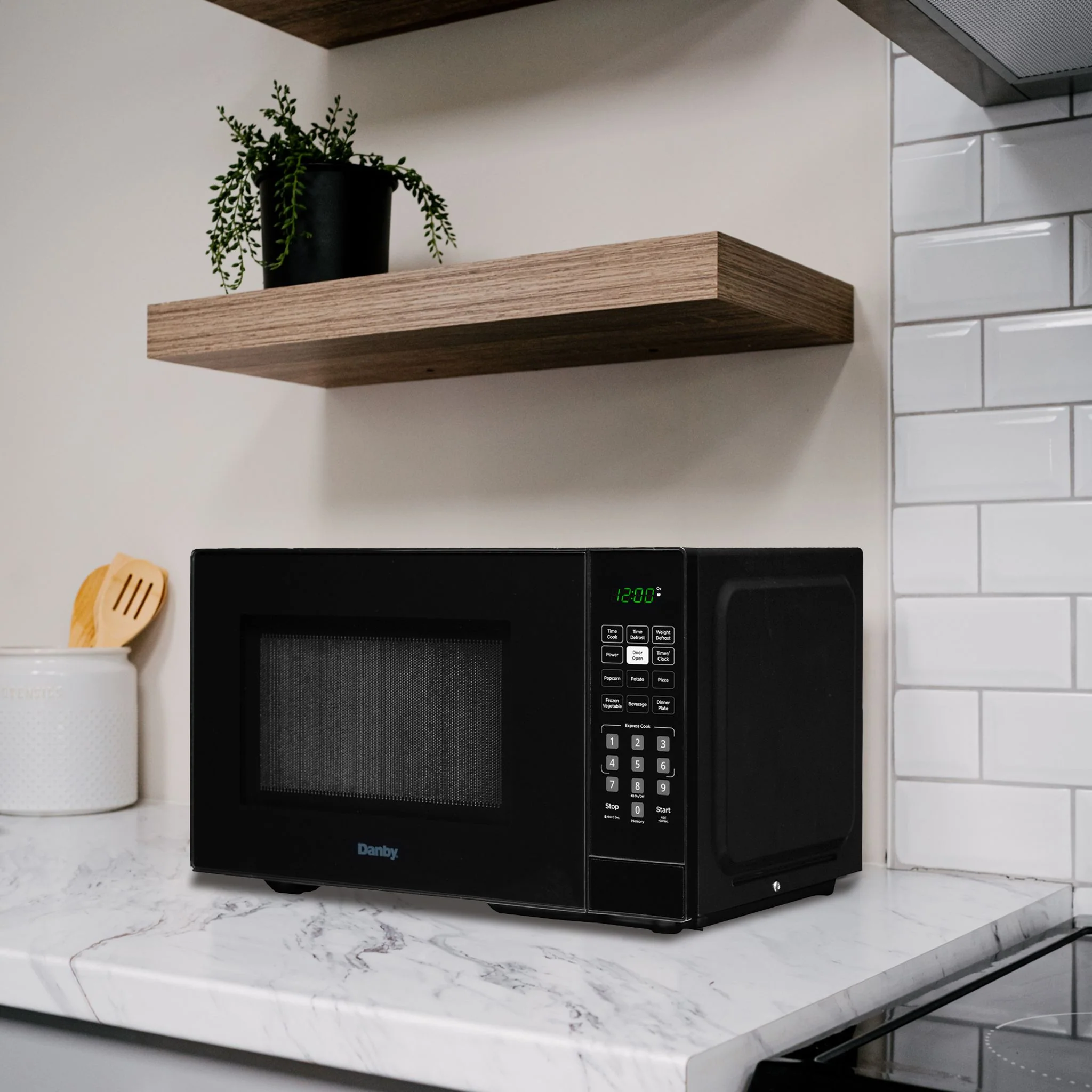 Danby 0.9 cu. ft. Countertop Microwave  -Black (DBMW0921BBB) - Image 9