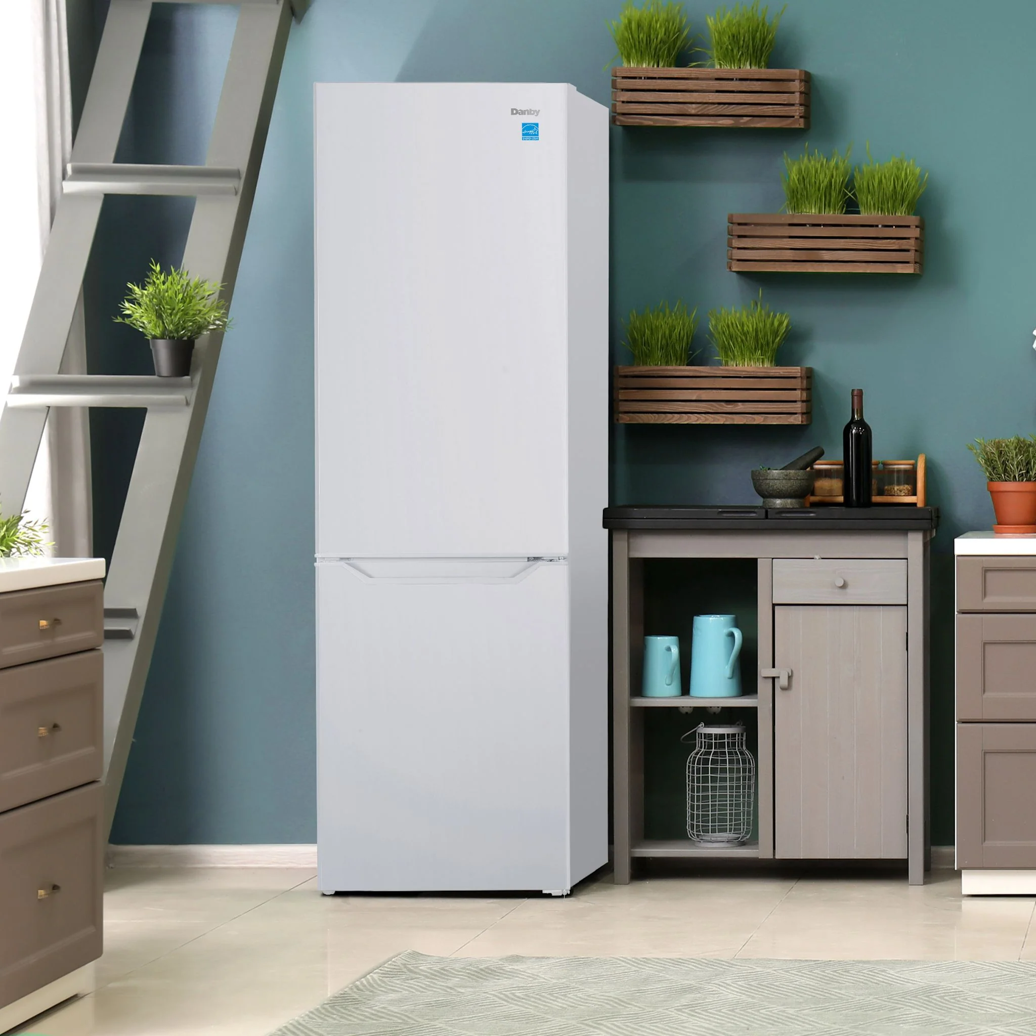 Danby 10 cu. ft. Bottom Mount Apartment Size Fridge  -White (DBMF100B1WDB) - Image 10