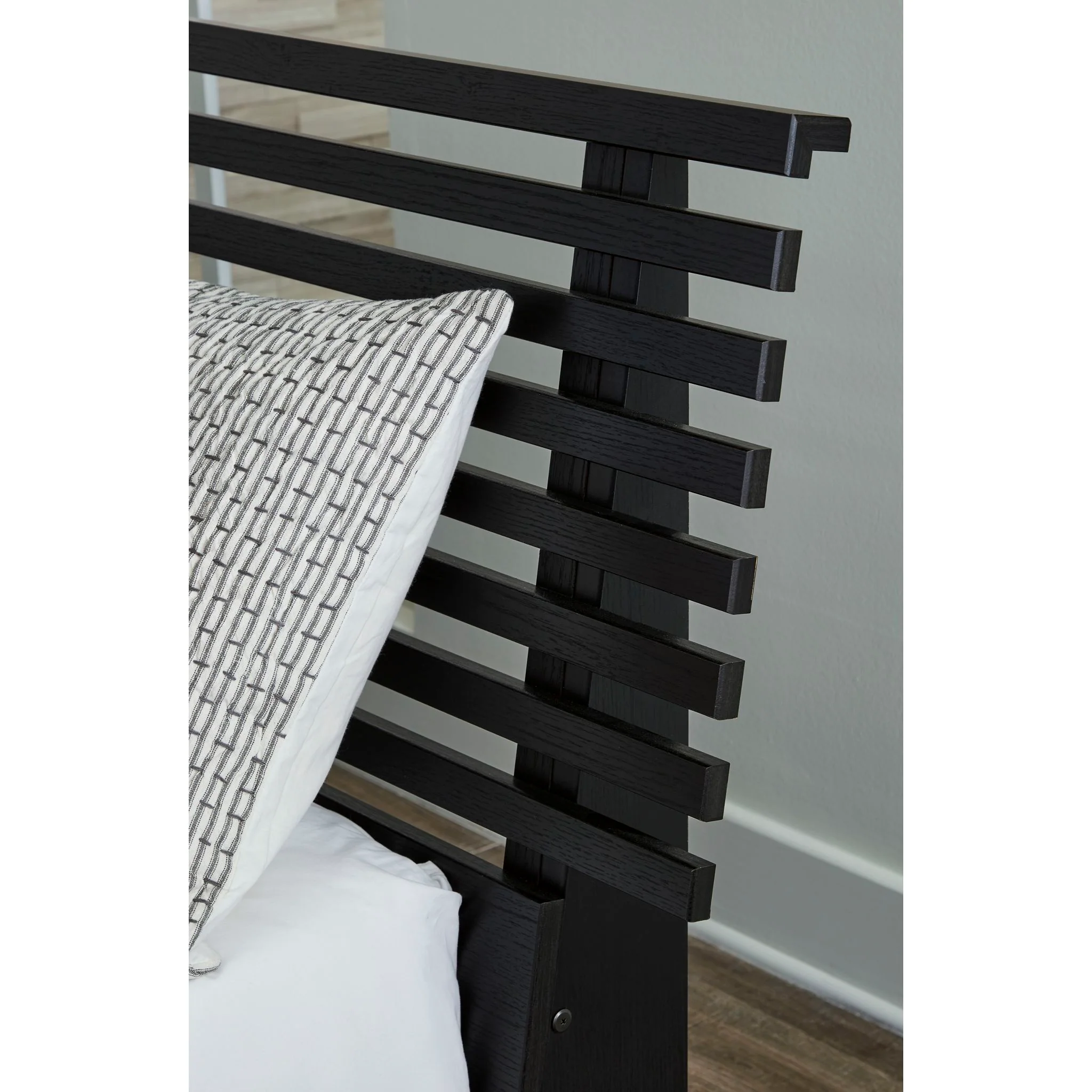 Danziar 5 Piece Queen Slat Platform Bedroom - Image 6