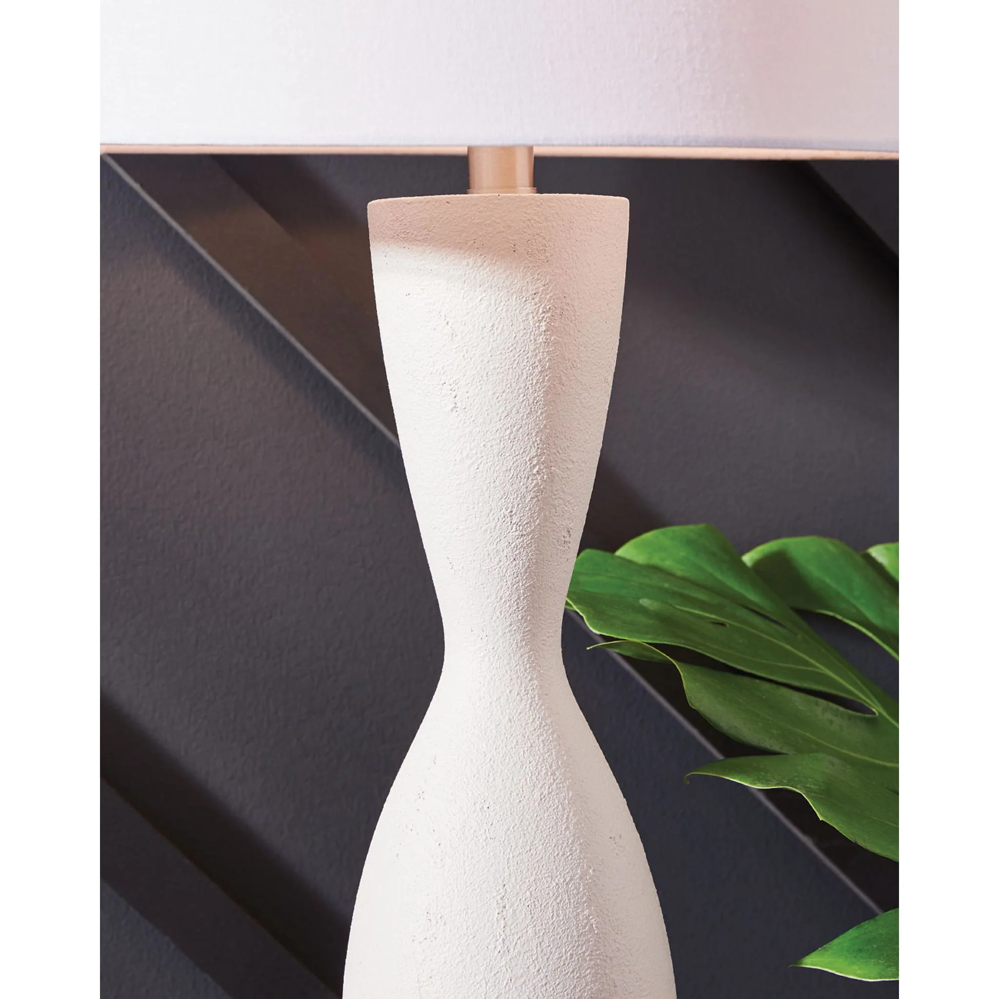 Davinford Table Lamp - Image 3