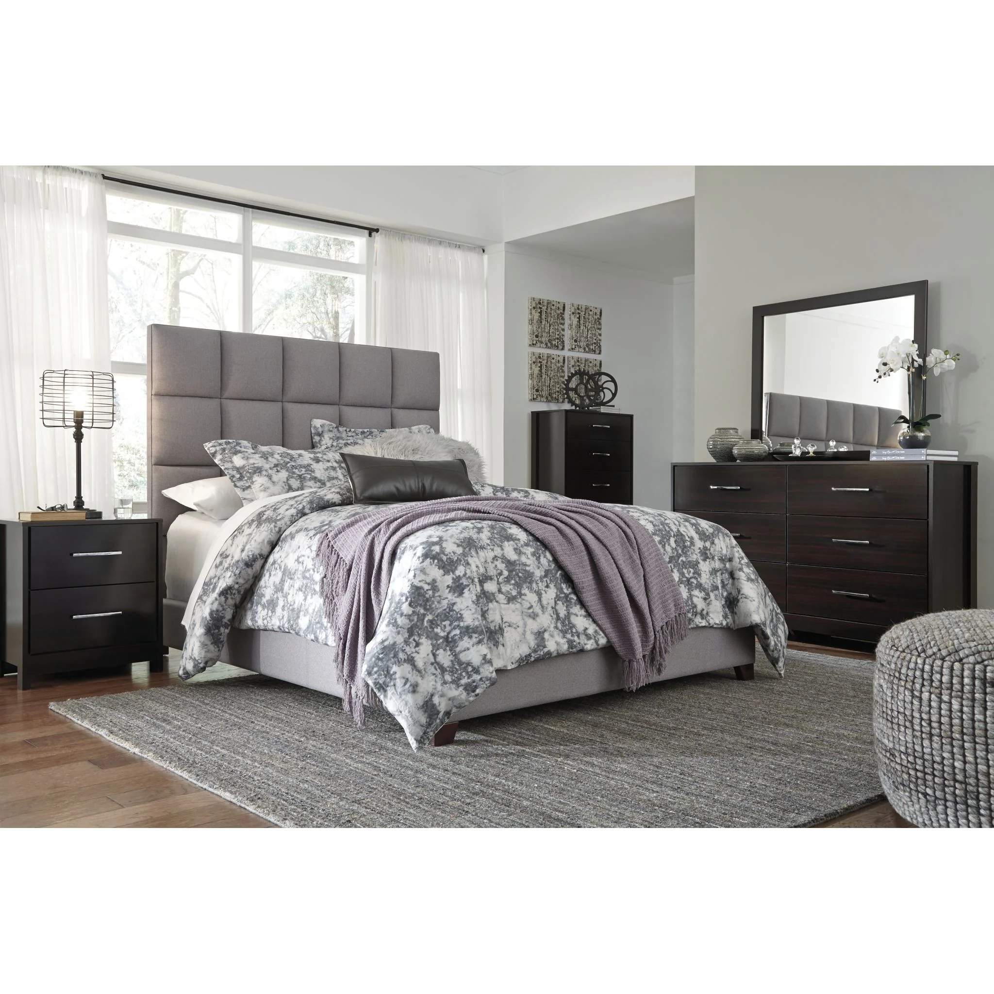 Dolante Upholstered Bed - Image 5