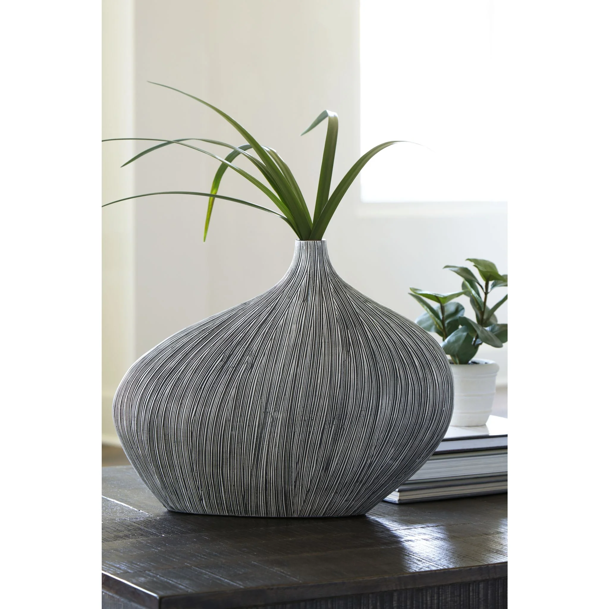 Donya Vase - Image 2