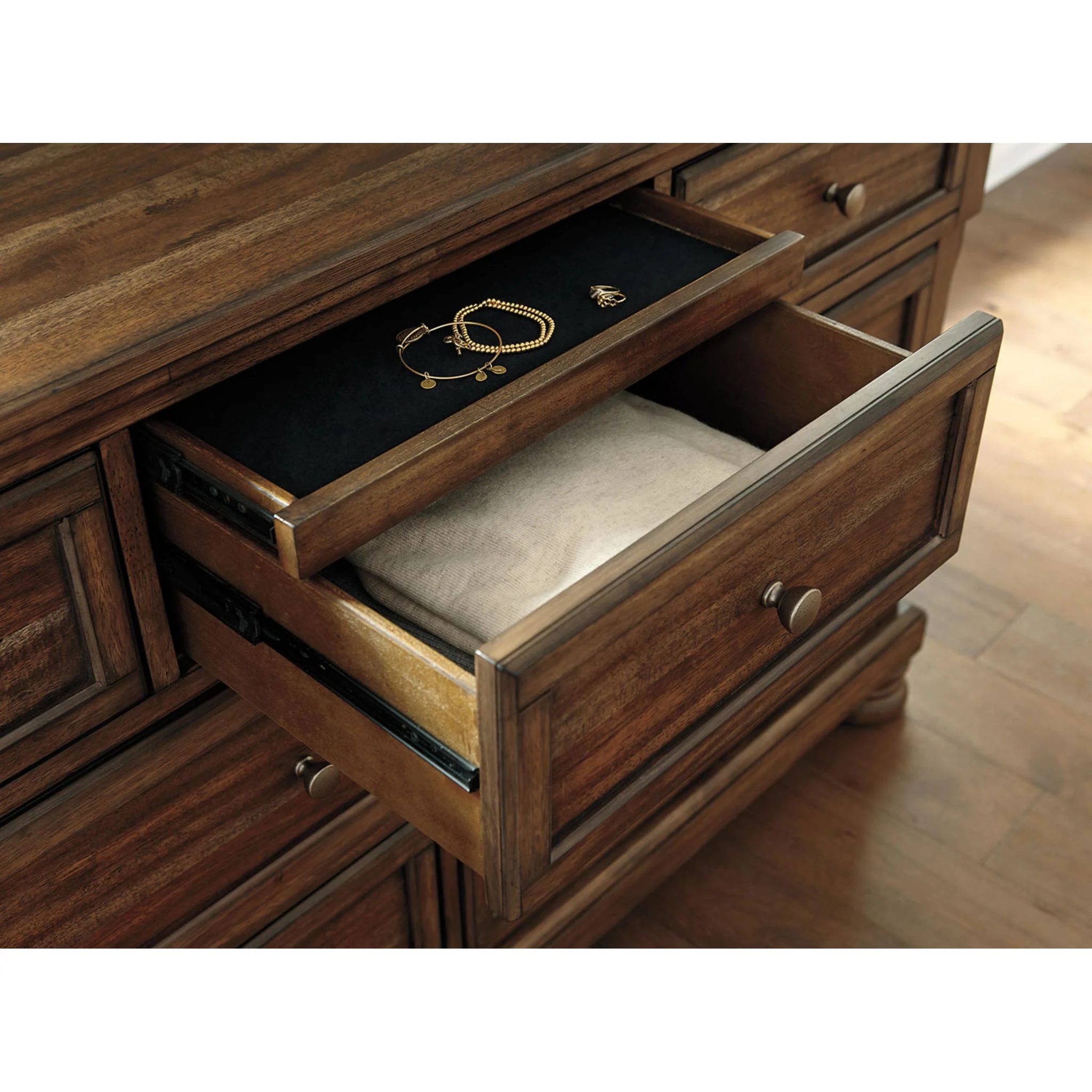 Flynnter 5 Piece Sleigh Bedroom - Image 20