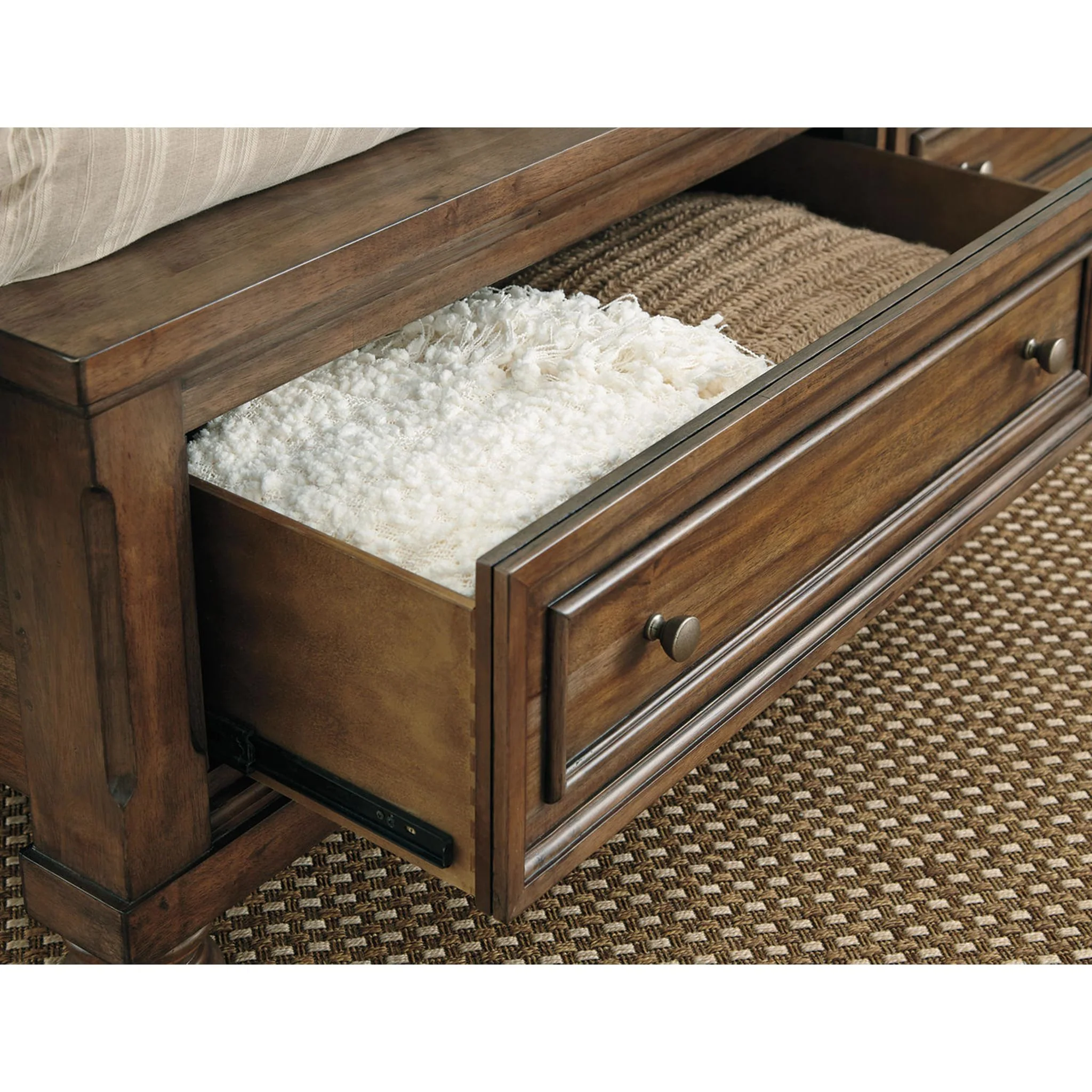 Flynnter 5 Piece Sleigh Bedroom - Image 38