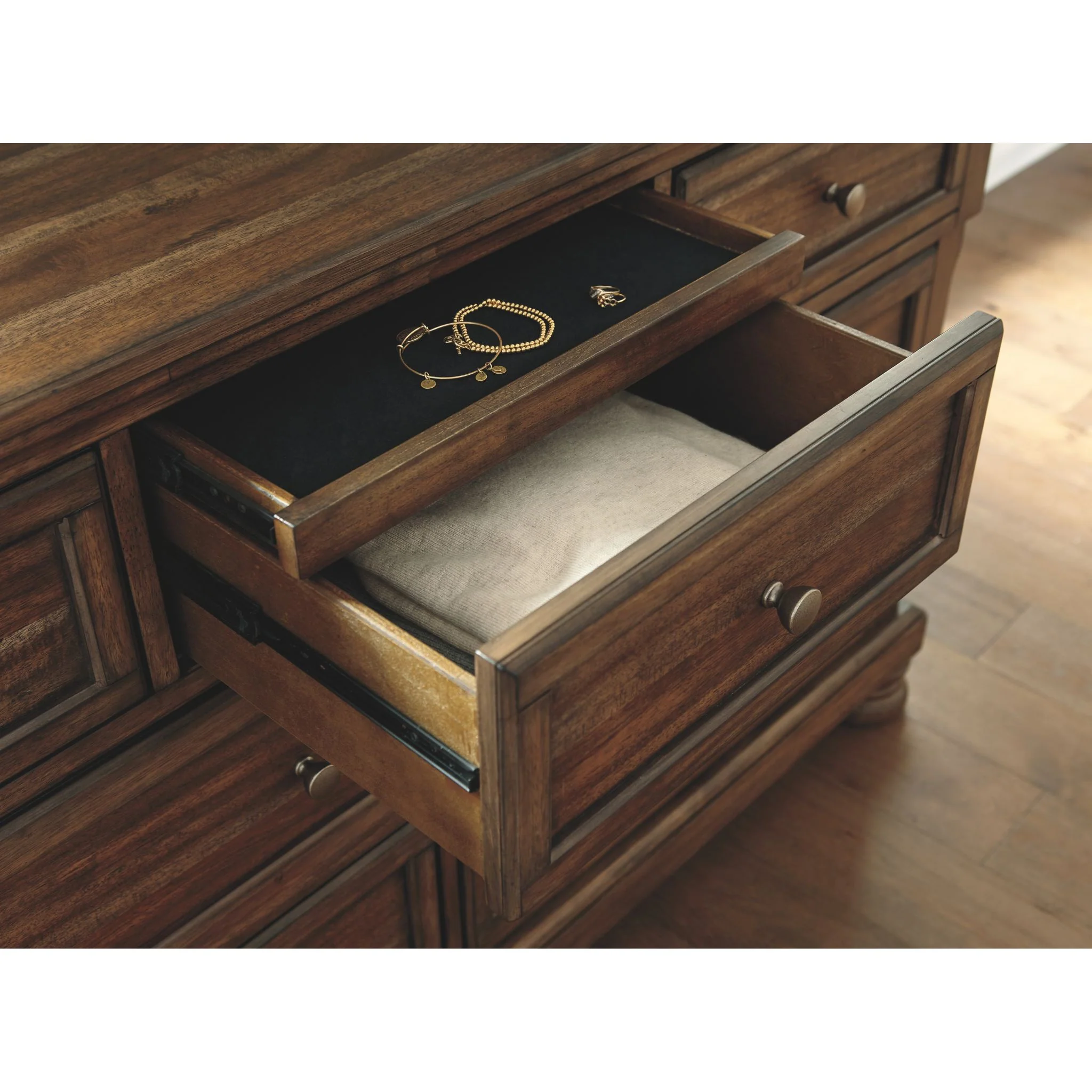 Flynnter 5 Piece Storage Bedroom - Image 22