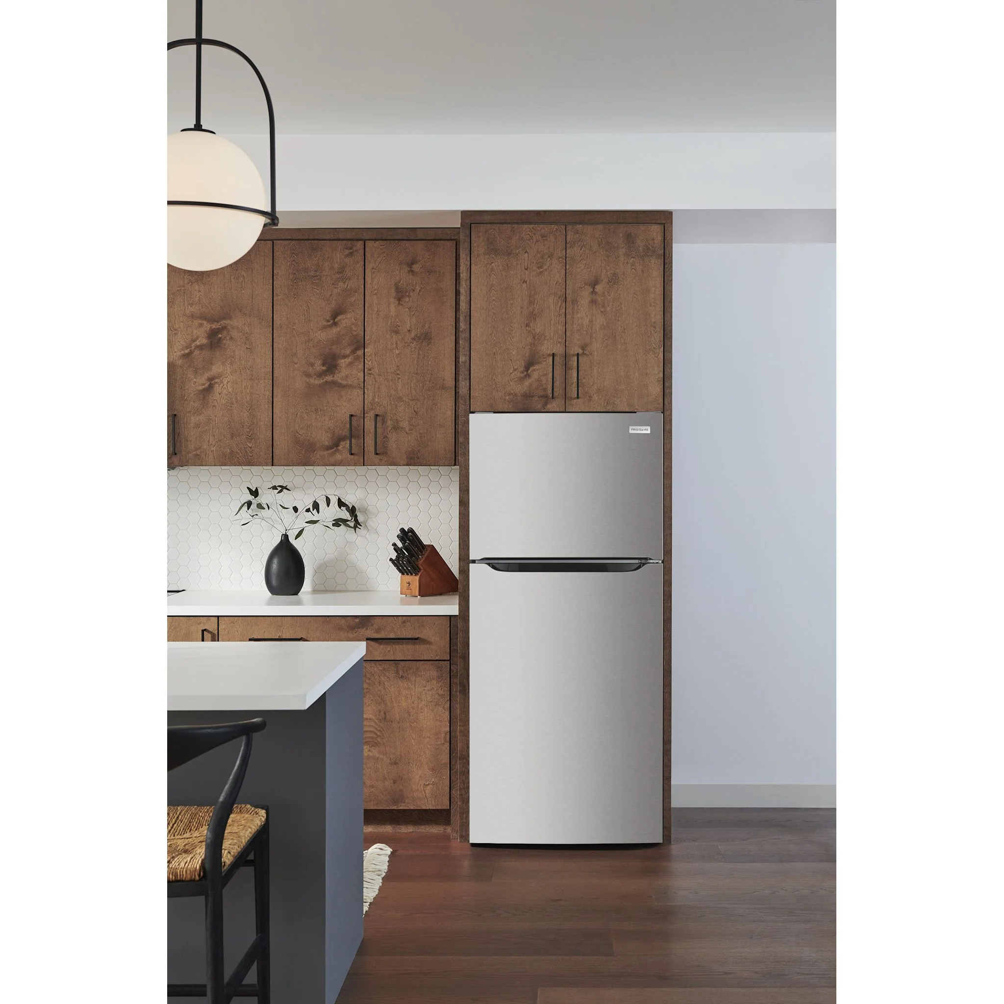 Frigidaire 18 Cu. Ft. Garage Ready Top Freezer Refrigerator -  ( FRTE1835AV ) - Image 11