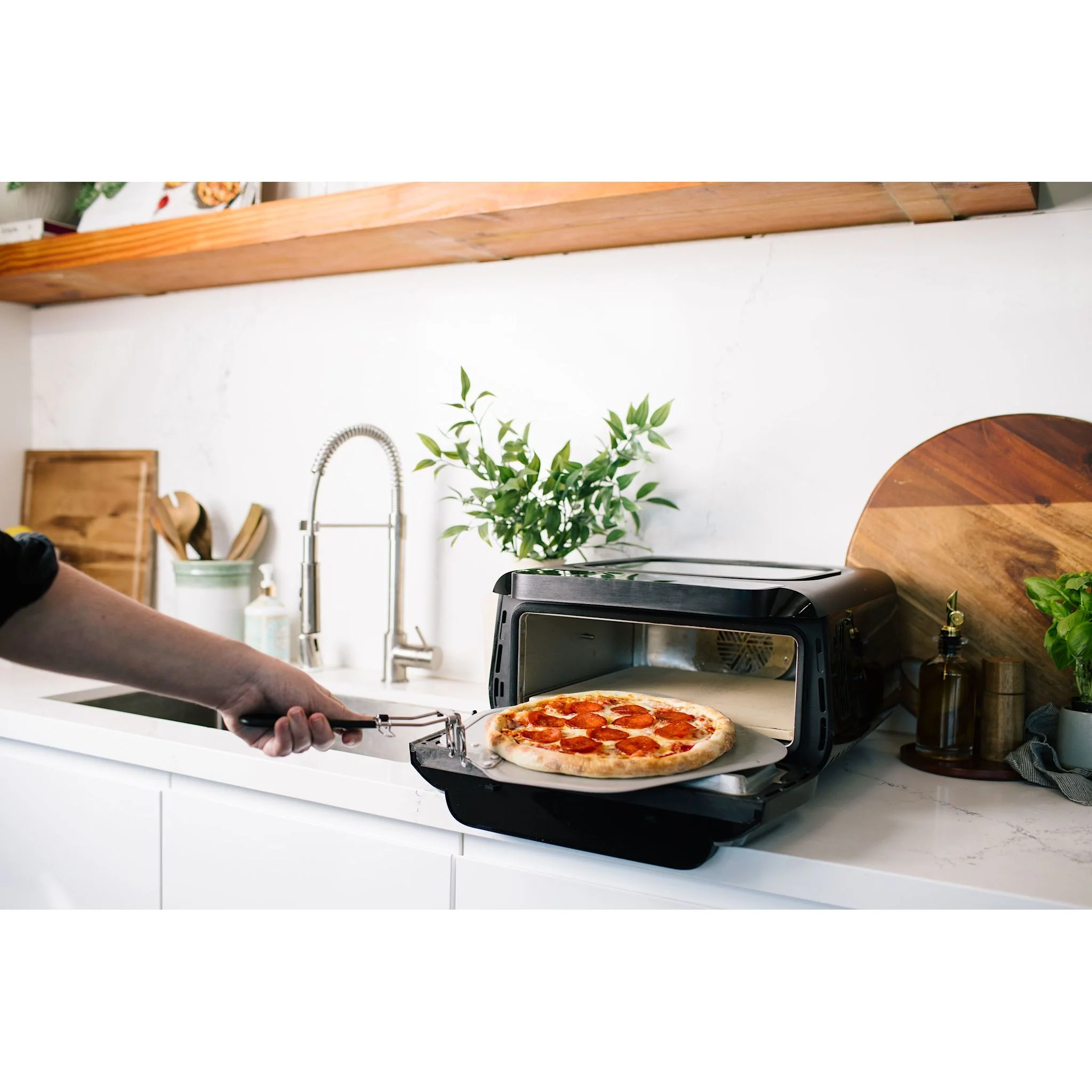 Frigidaire Indoor Stone Baked Pizza Oven Plus Air Fryer - Black (FRPO220BC) - Image 12
