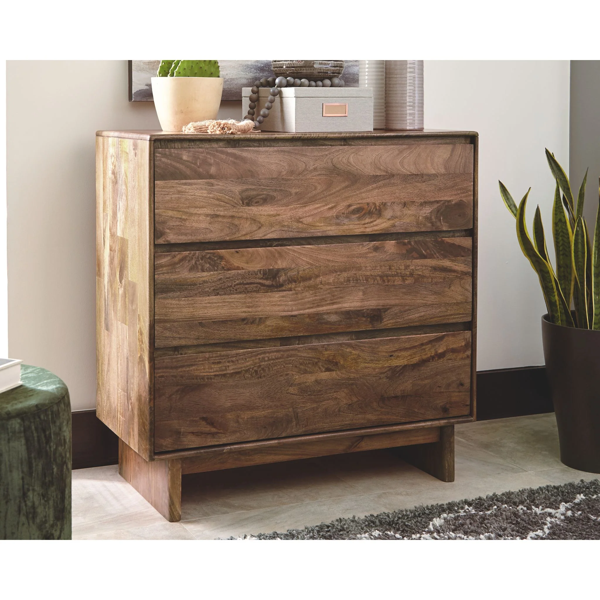 Isanti-Exclusive Chest - Image 2