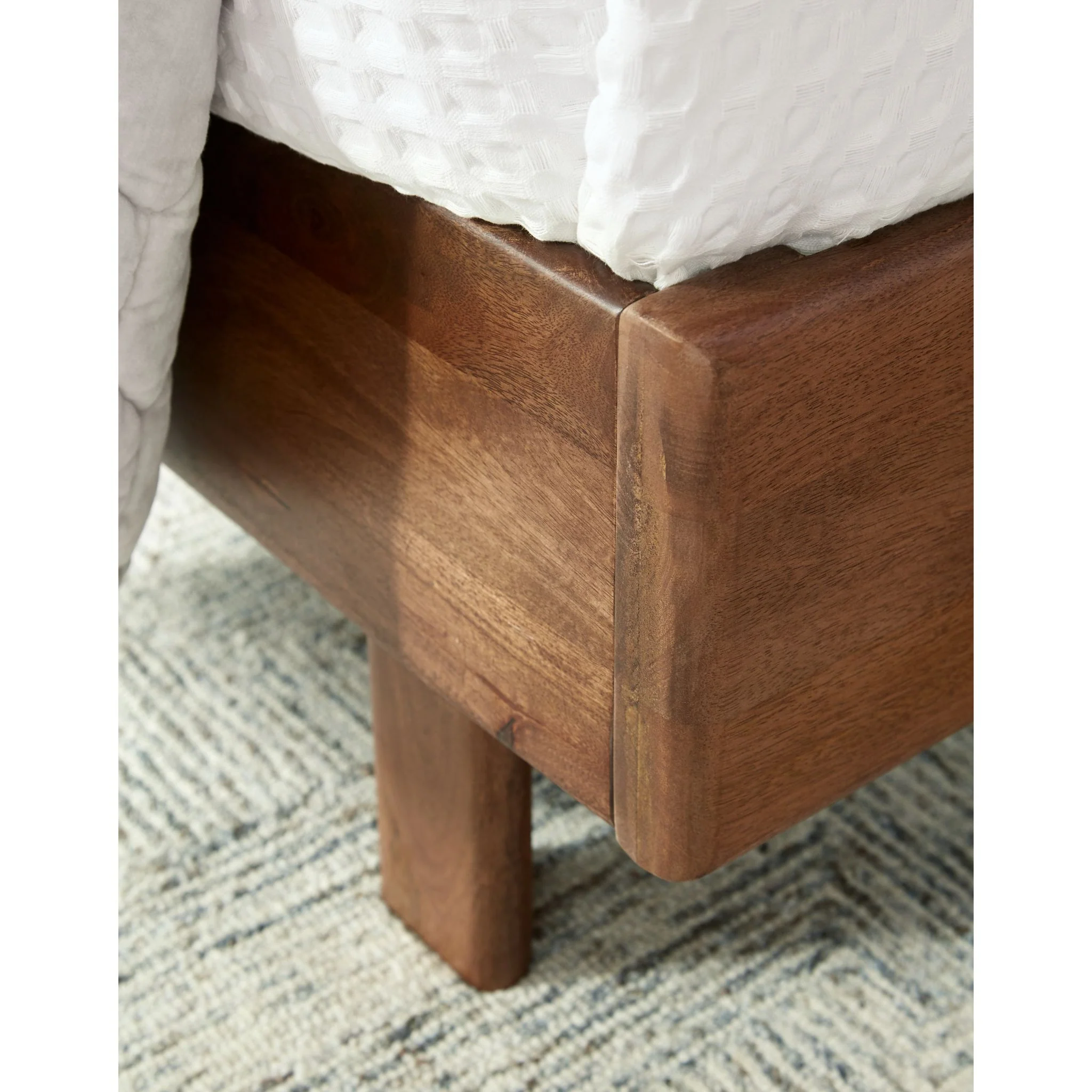 Isanti-Exclusive Platform Bed - Image 9