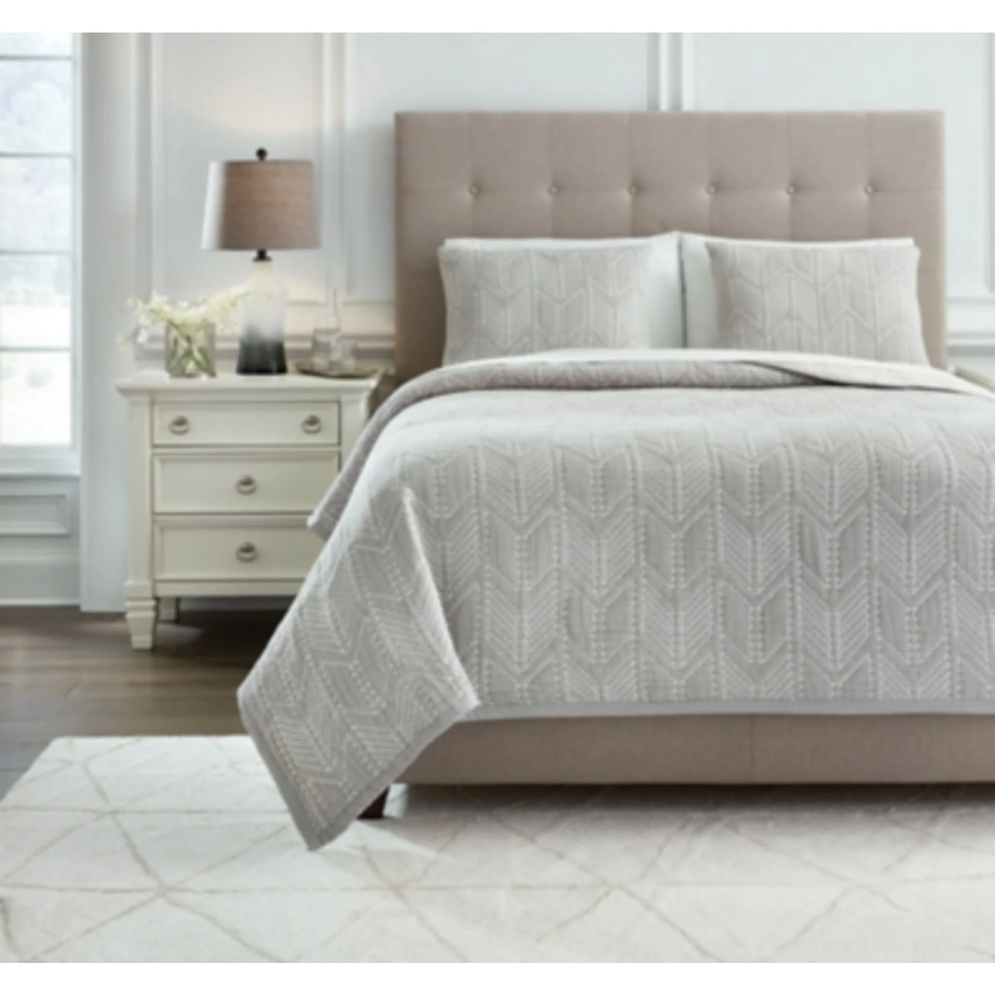 Jaxine King Coverlet Set - Image 2