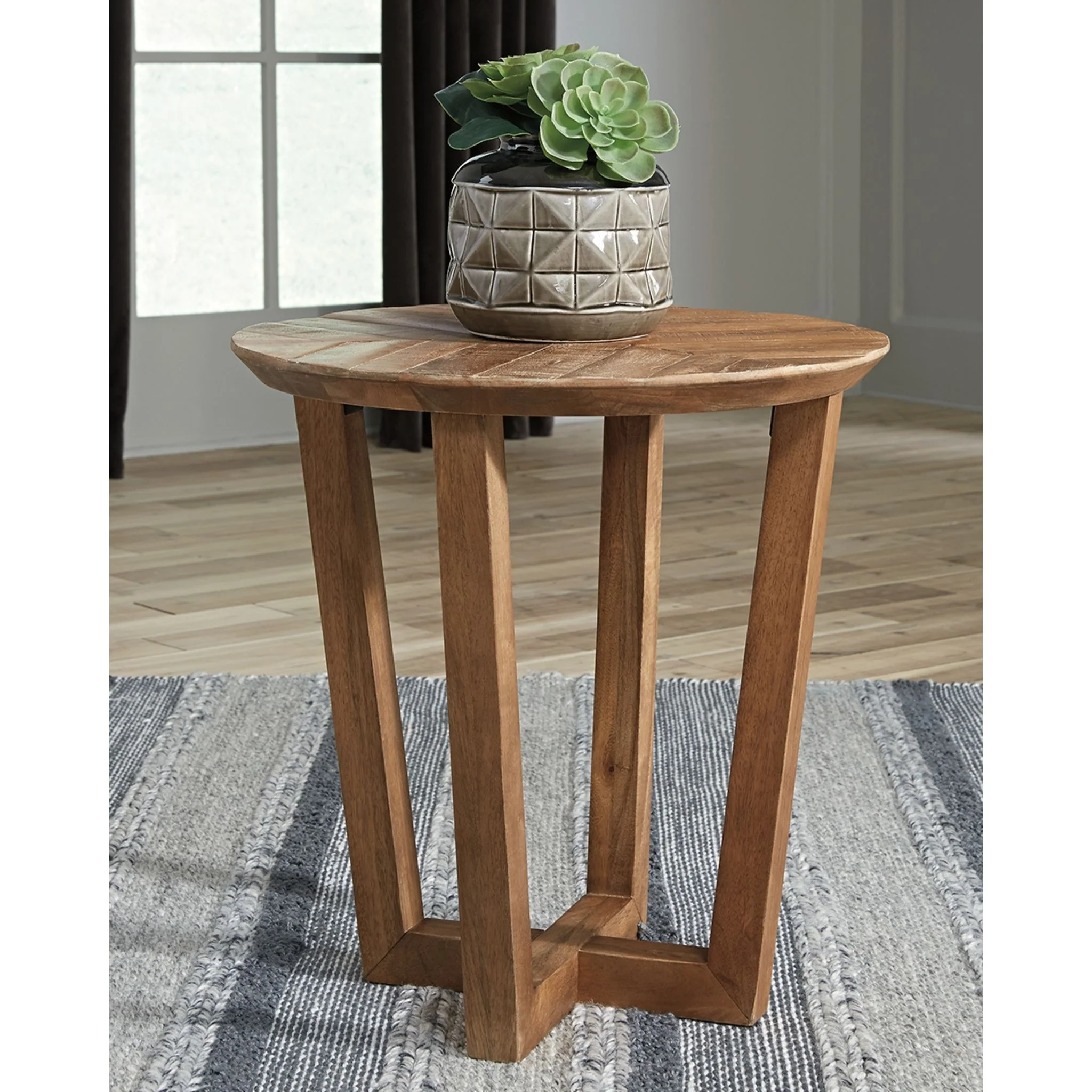 Kinnshee Round End Table - Image 2