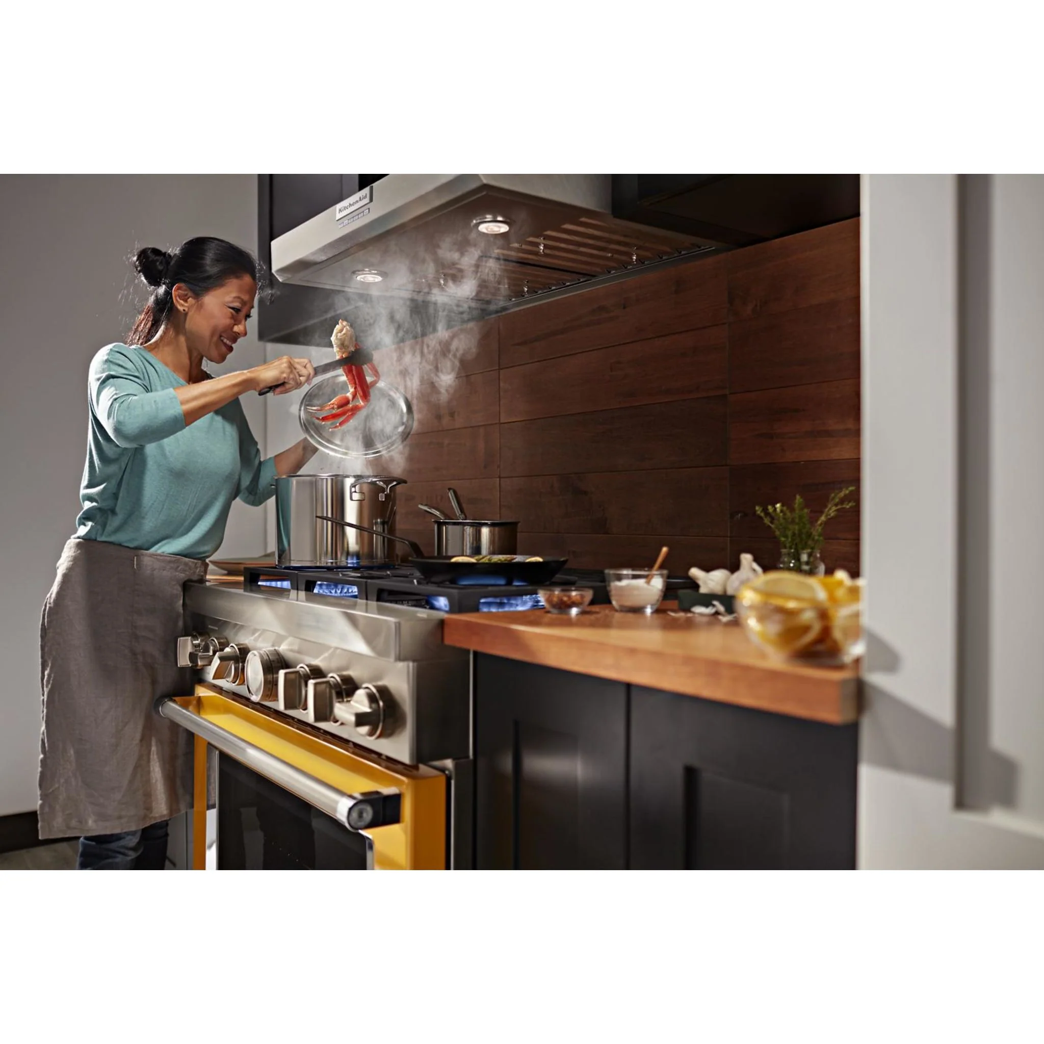 KitchenAid  36'' Smart Commercial-Style Dual Fuel Range with 6 Burners - Yellow Pepper (KFDC506JYP) - Image 10