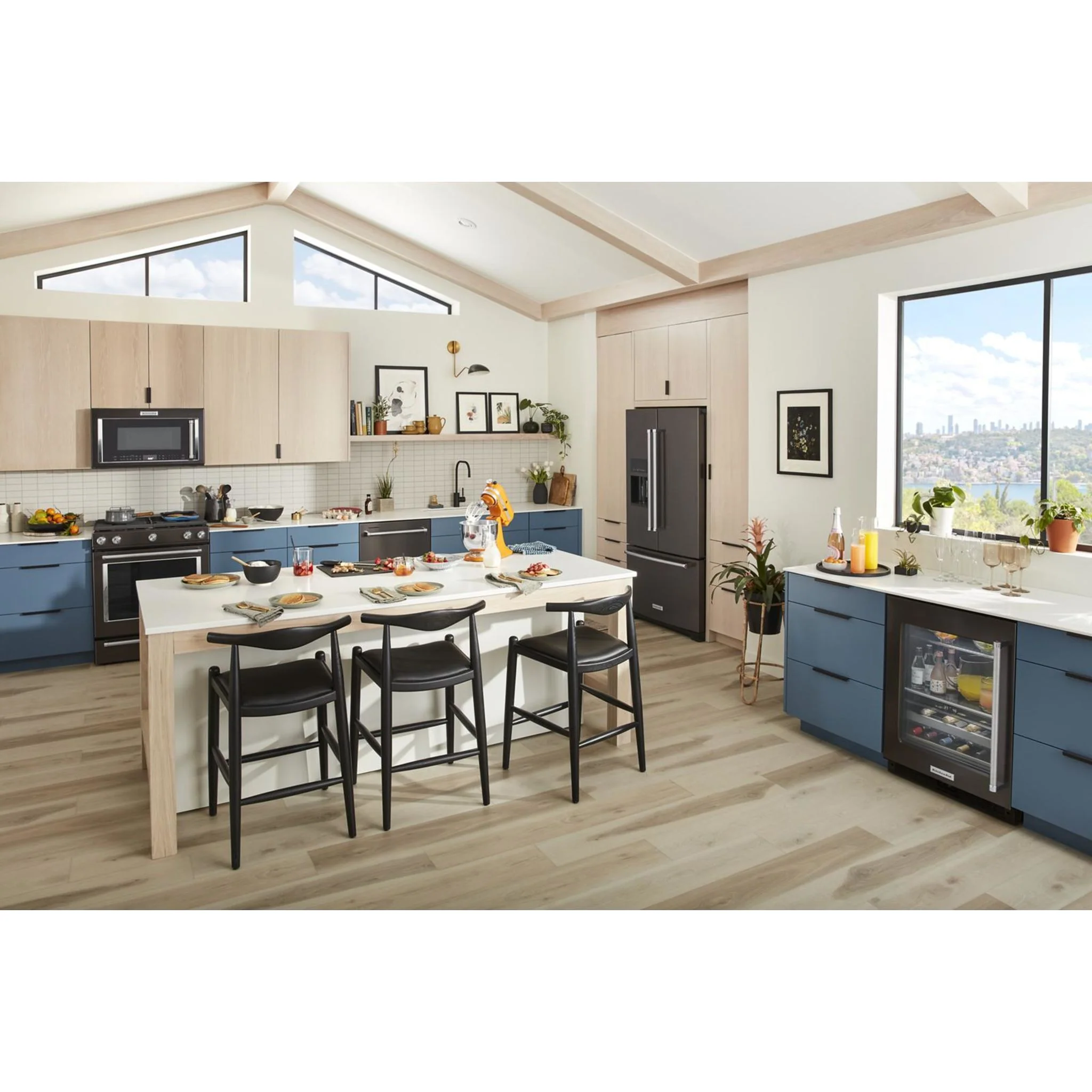 KitchenAid 26.8 cu.ft. Standard-Depth French Door Refrigerator with Exterior Ice and Water Dispenser - Black Stainless (KRFF577KBS) - Image 18