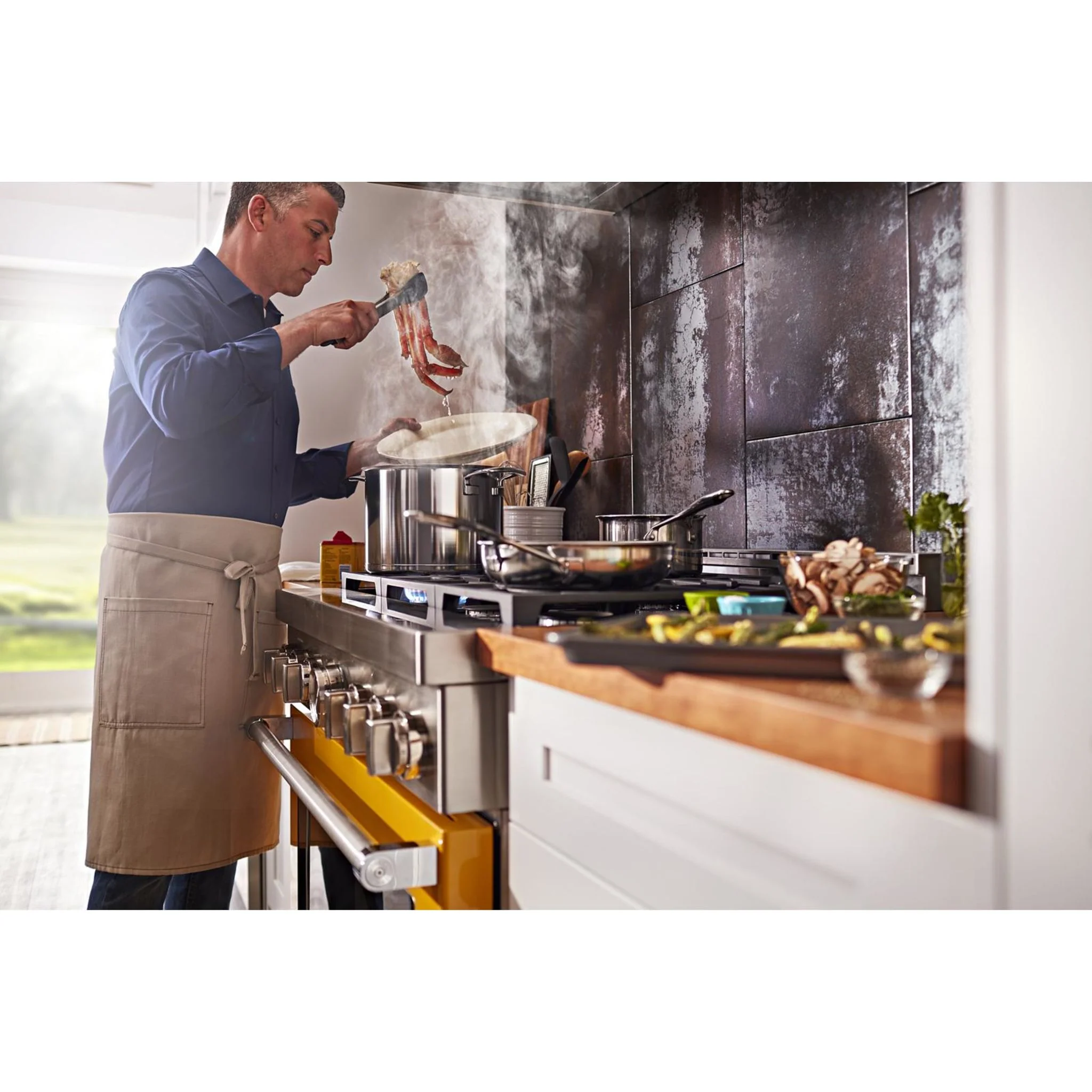 KitchenAid  36'' Smart Commercial-Style Gas Range with 6 Burners - Yellow Pepper (KFGC506JYP) - Image 24