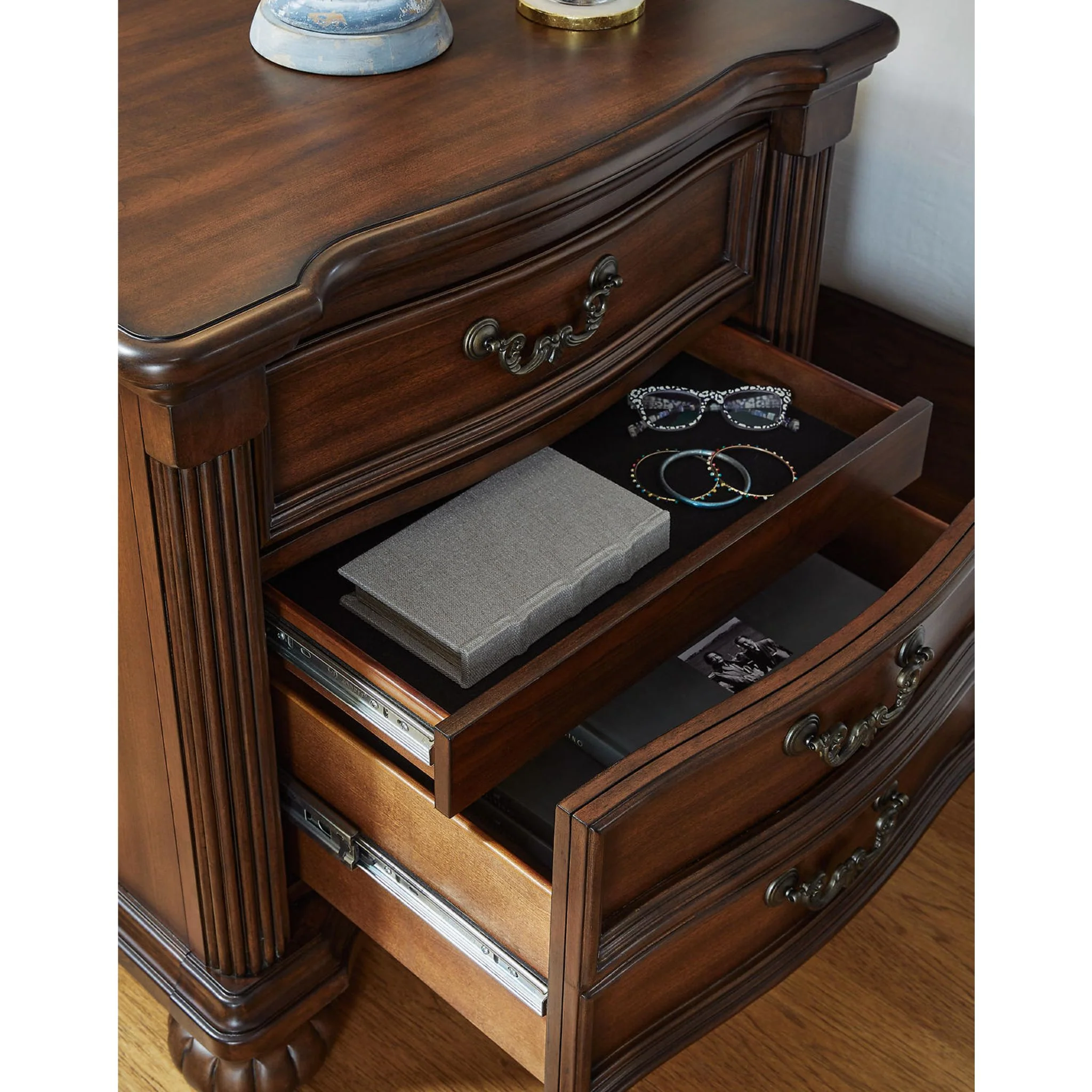 Lavinton Nightstand - Image 3