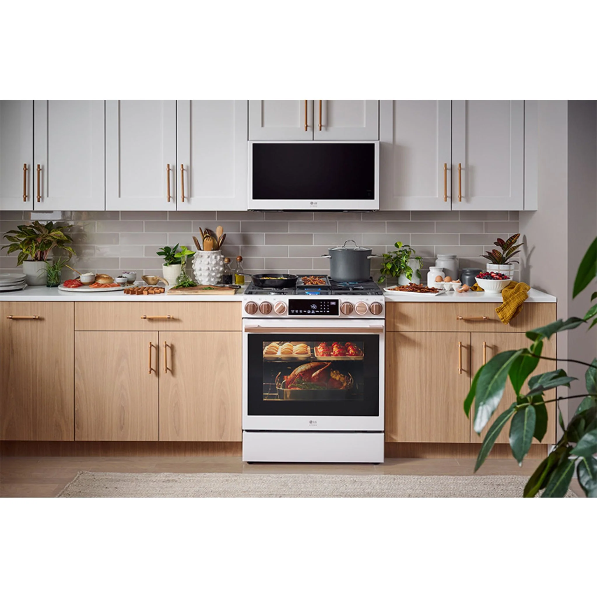 LG Studio 6.3 cu. ft. InstaView® Gas Slide-in Range with ProBake Convection® and Air Fry - Essence White (LSGS6338N) - Image 10