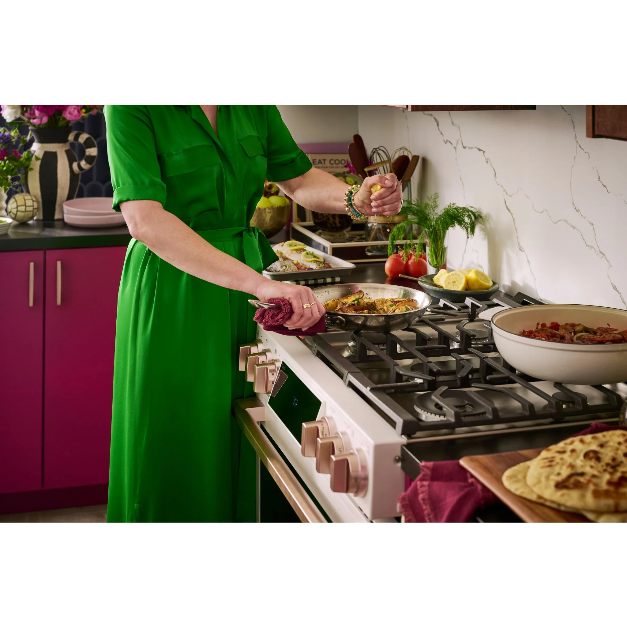LG Studio 6.3 cu. ft. InstaView® Gas Slide-in Range with ProBake Convection® and Air Fry - Essence White (LSGS6338N) - Image 5