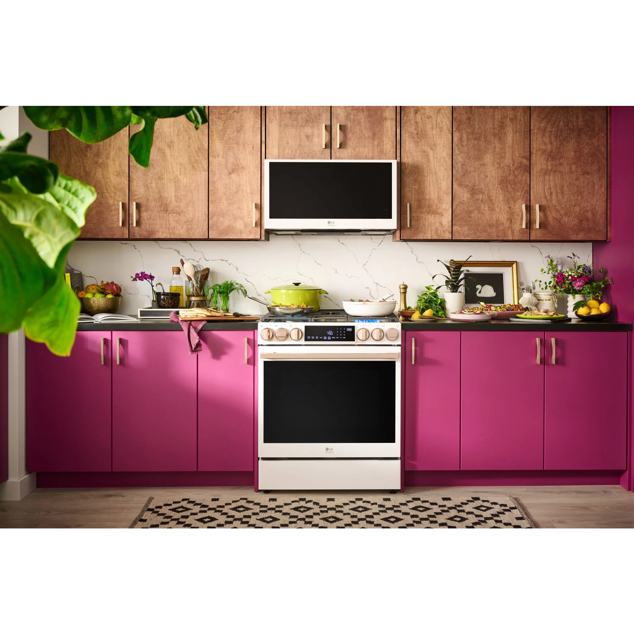LG Studio 6.3 cu. ft. InstaView® Gas Slide-in Range with ProBake Convection® and Air Fry - Essence White (LSGS6338N) - Image 6