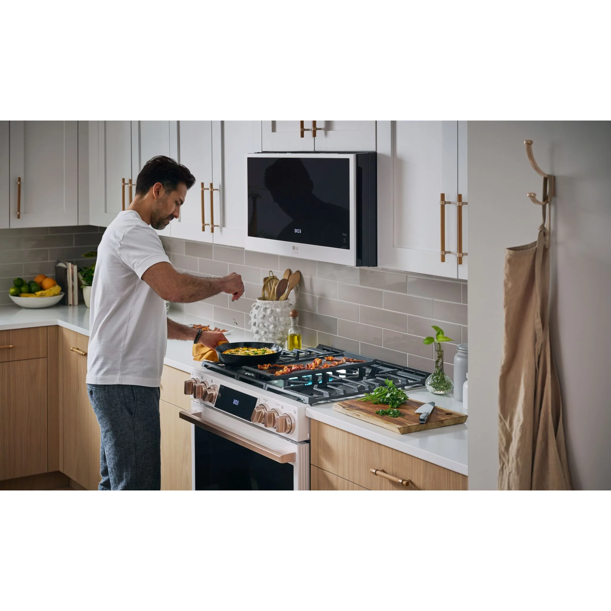 LG Studio 6.3 cu. ft. InstaView® Gas Slide-in Range with ProBake Convection® and Air Fry - Essence White (LSGS6338N) - Image 8