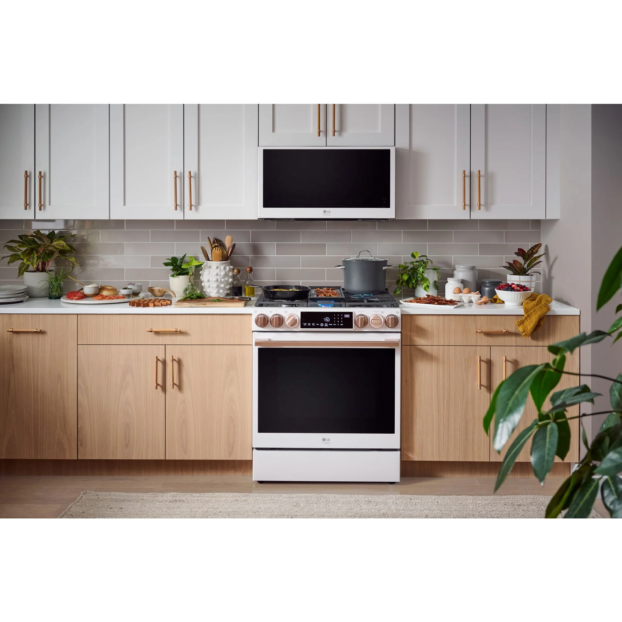 LG Studio 6.3 cu. ft. InstaView® Gas Slide-in Range with ProBake Convection® and Air Fry - Essence White (LSGS6338N) - Image 9