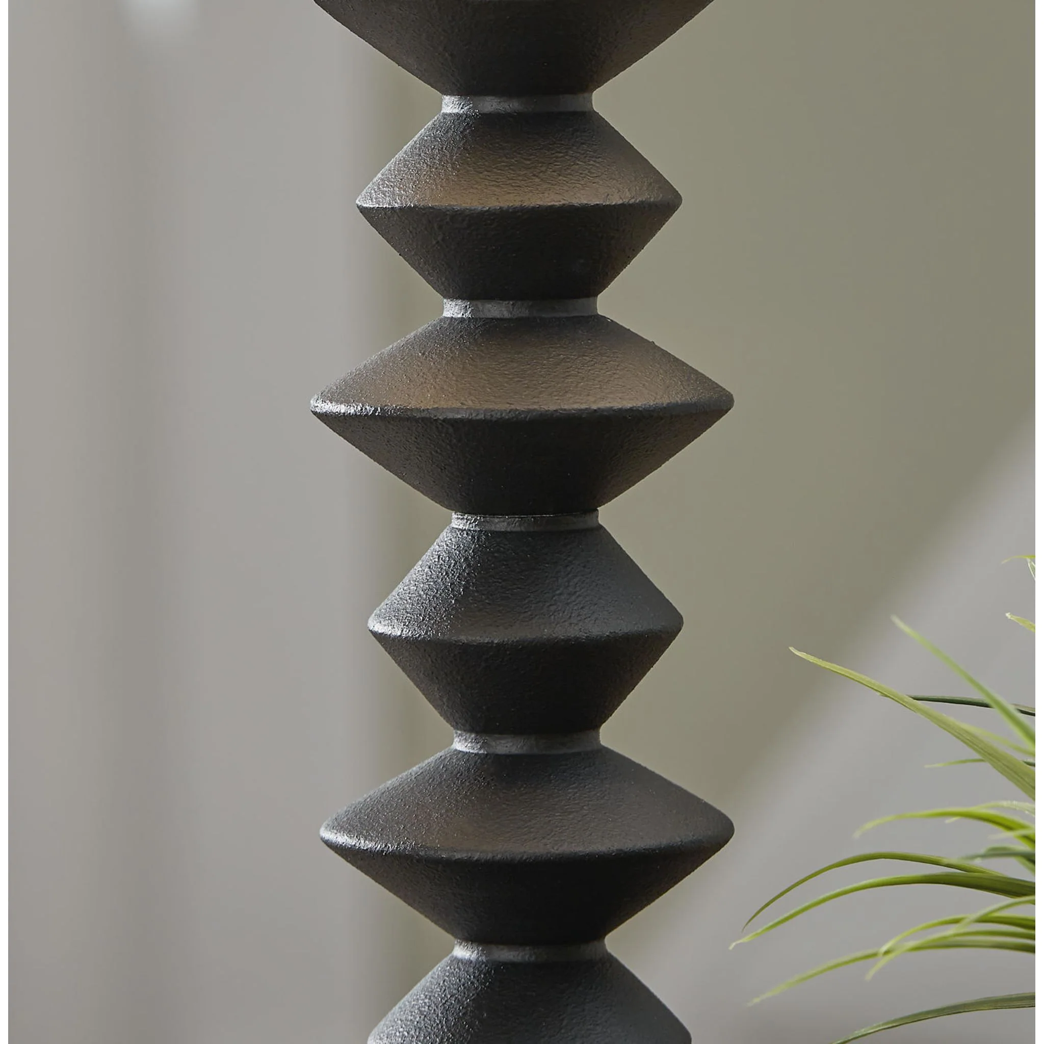 Luanndon Table Lamp - Image 3