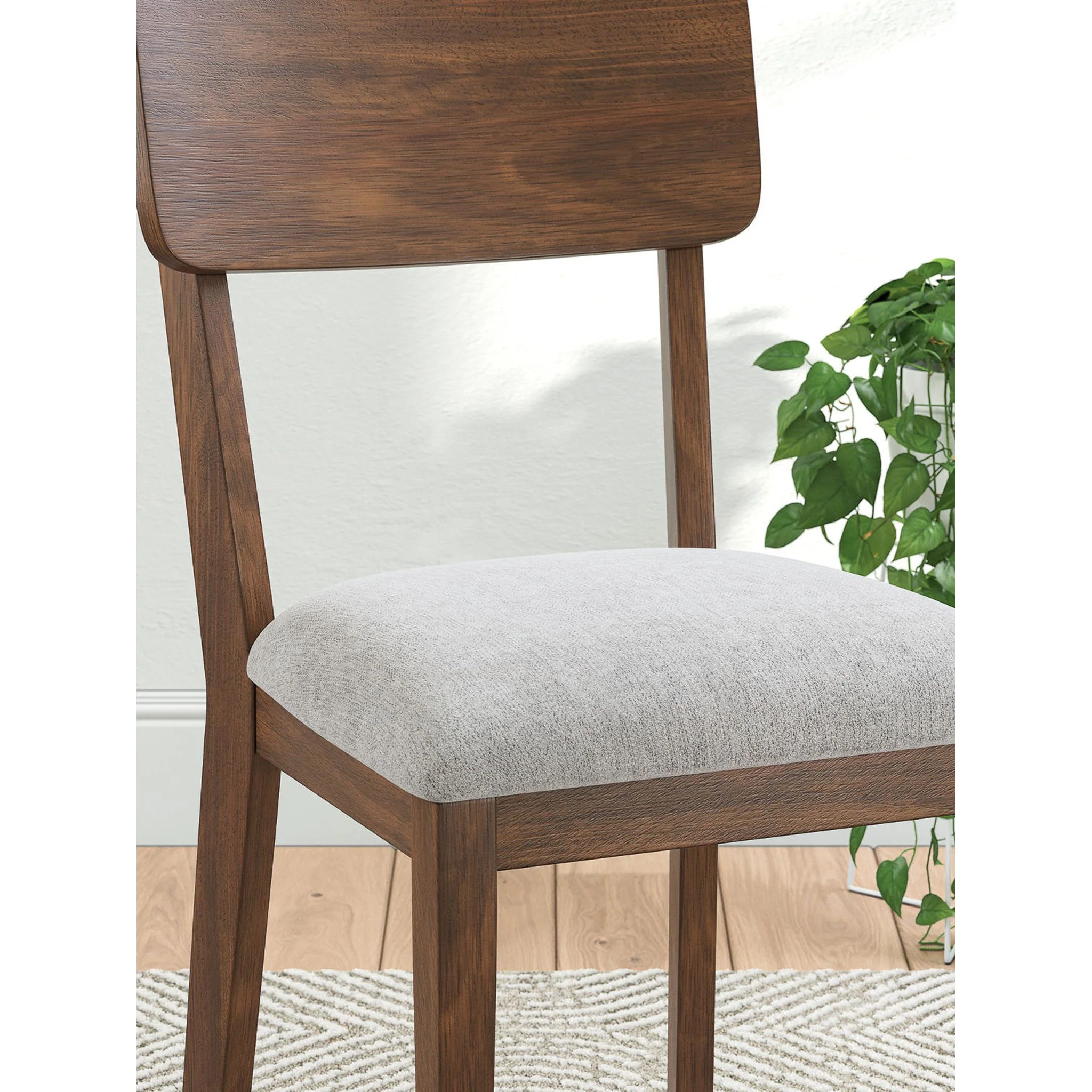Lyncott Dining Set - Image 2
