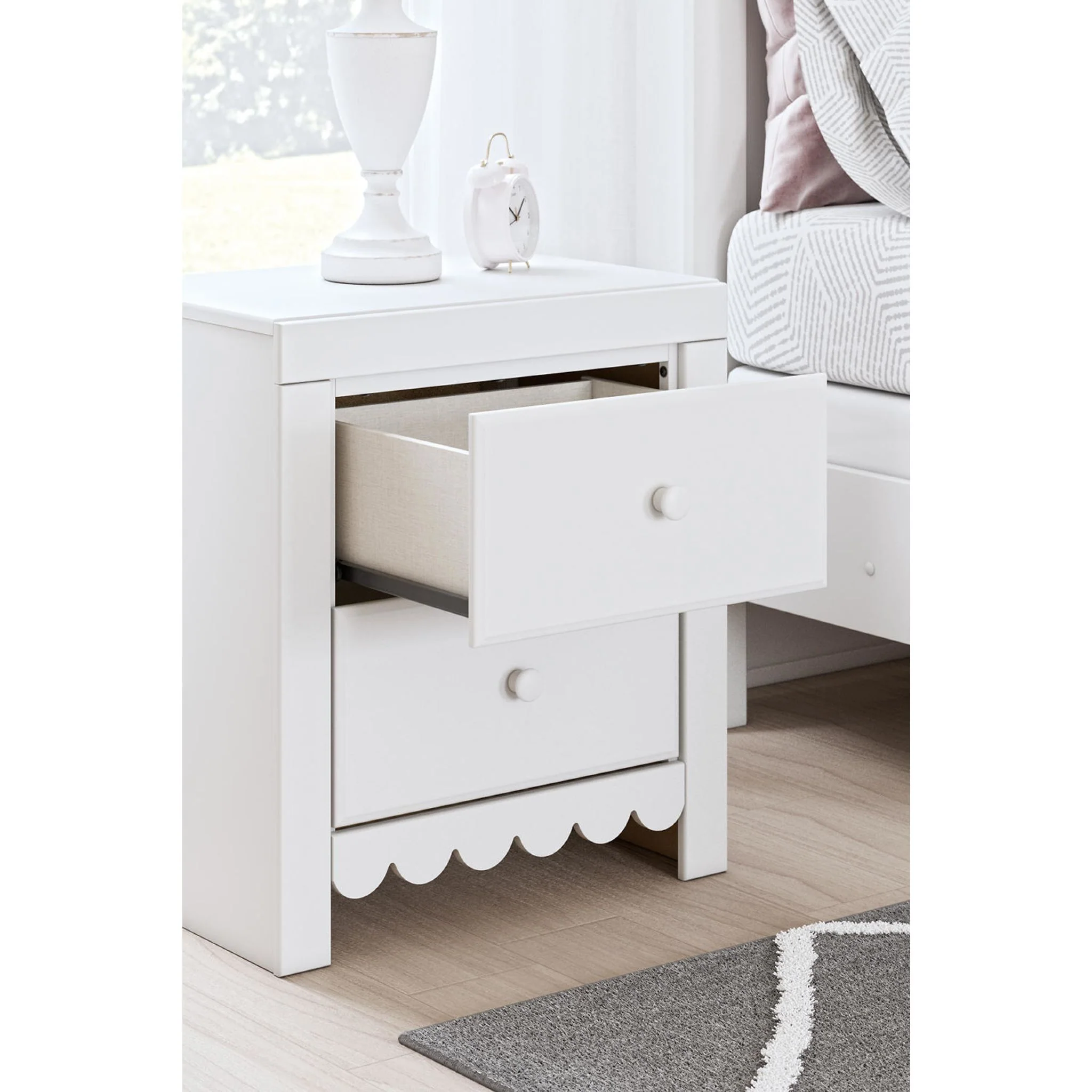 Mollviney Nightstand - Image 7