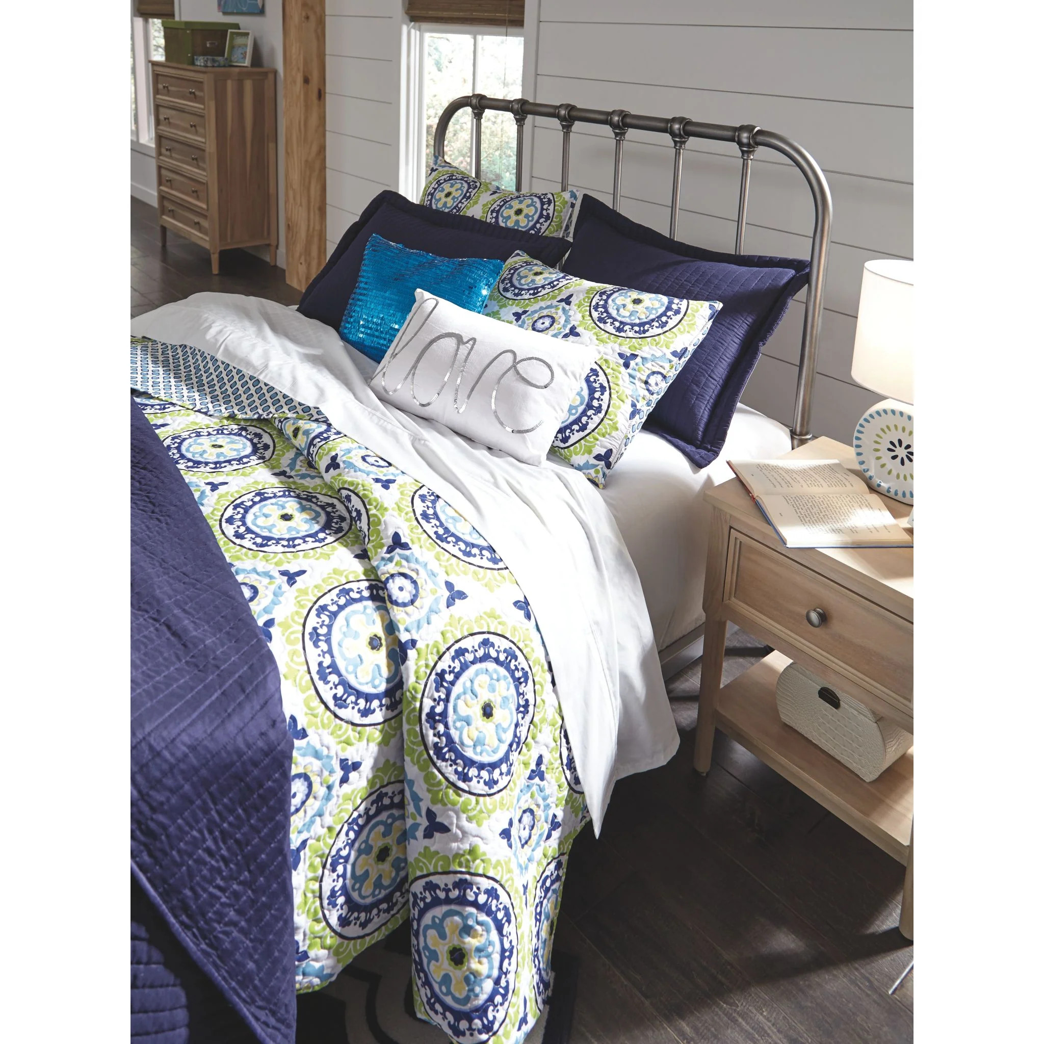 Nashburg Queen Metal Bed - Image 7