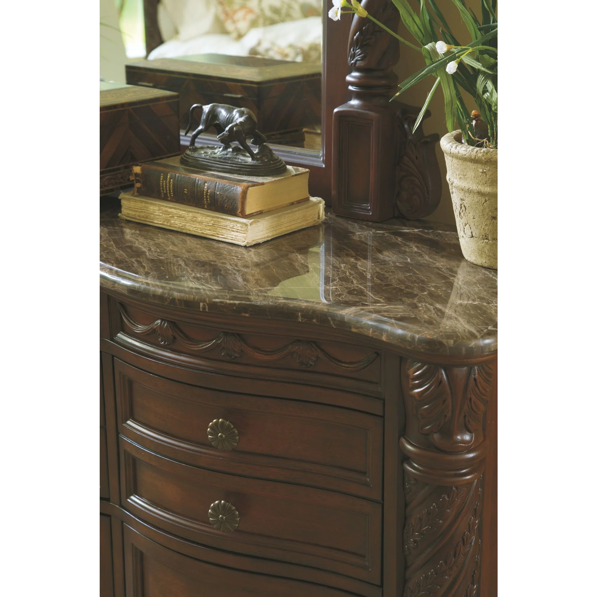 North Shore 5 Piece Queen Panel Bedroom - Image 5