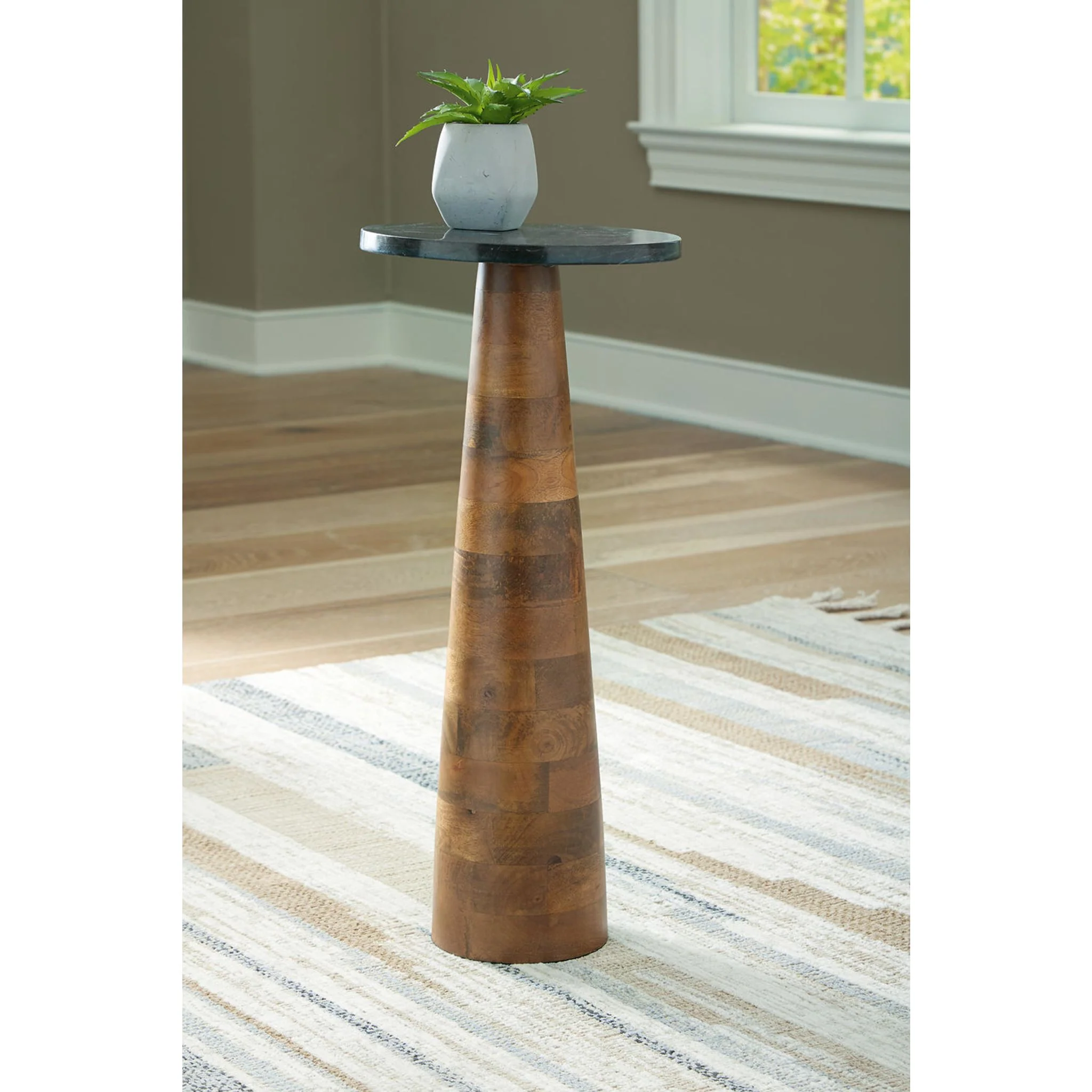 Quinndon Accent Table - Image 2