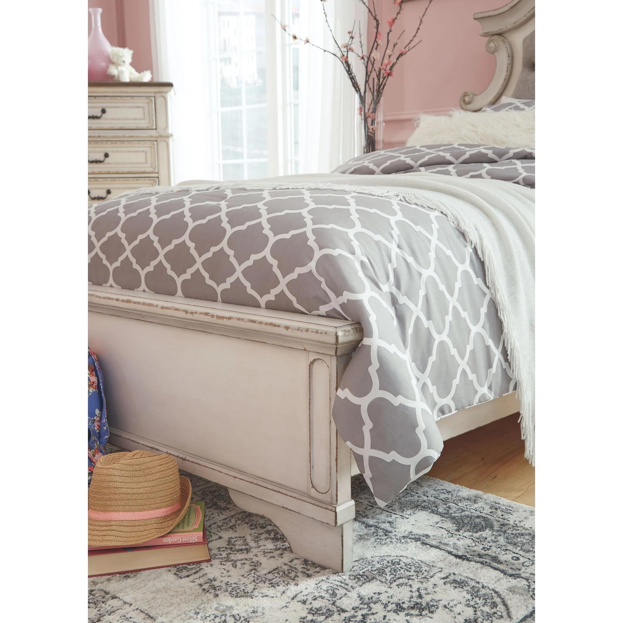 Realyn 3 Piece Panel Bed - Image 4