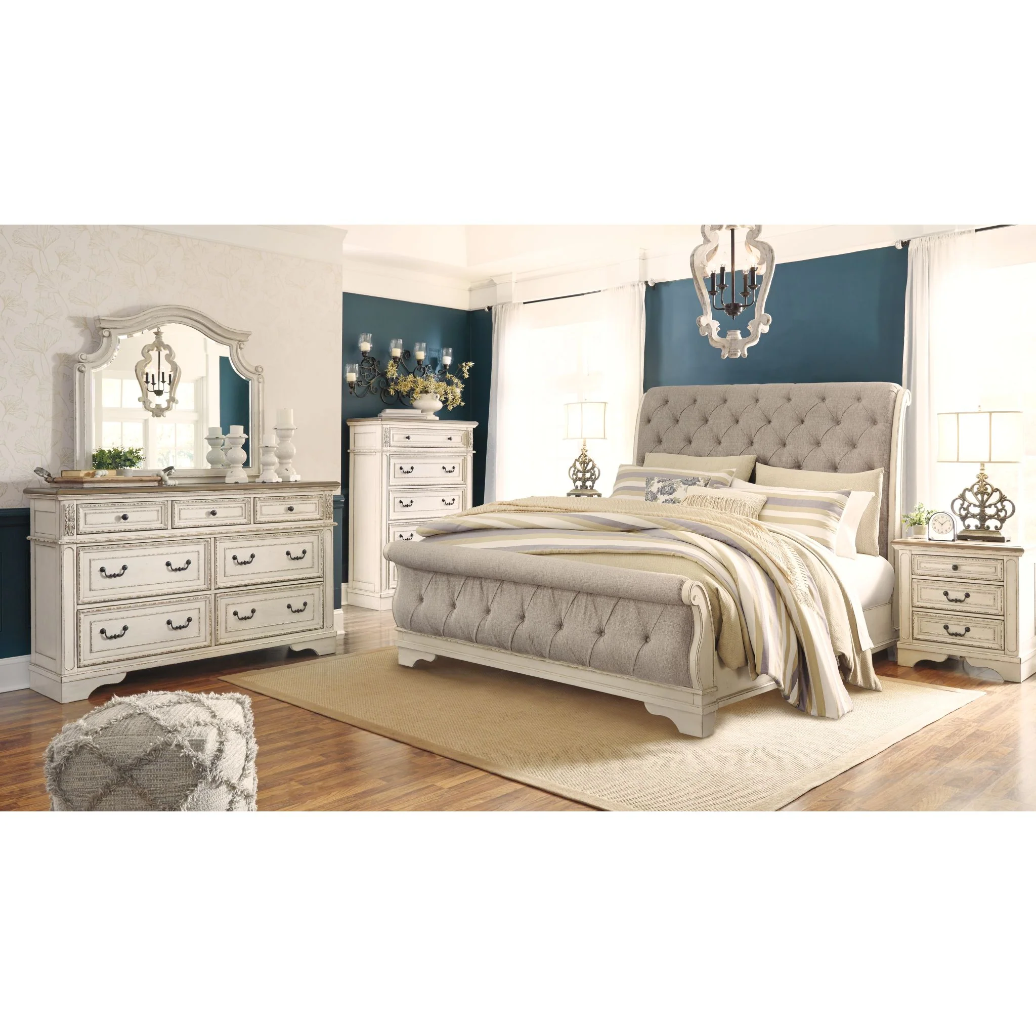Realyn Sleigh Bed - Image 2