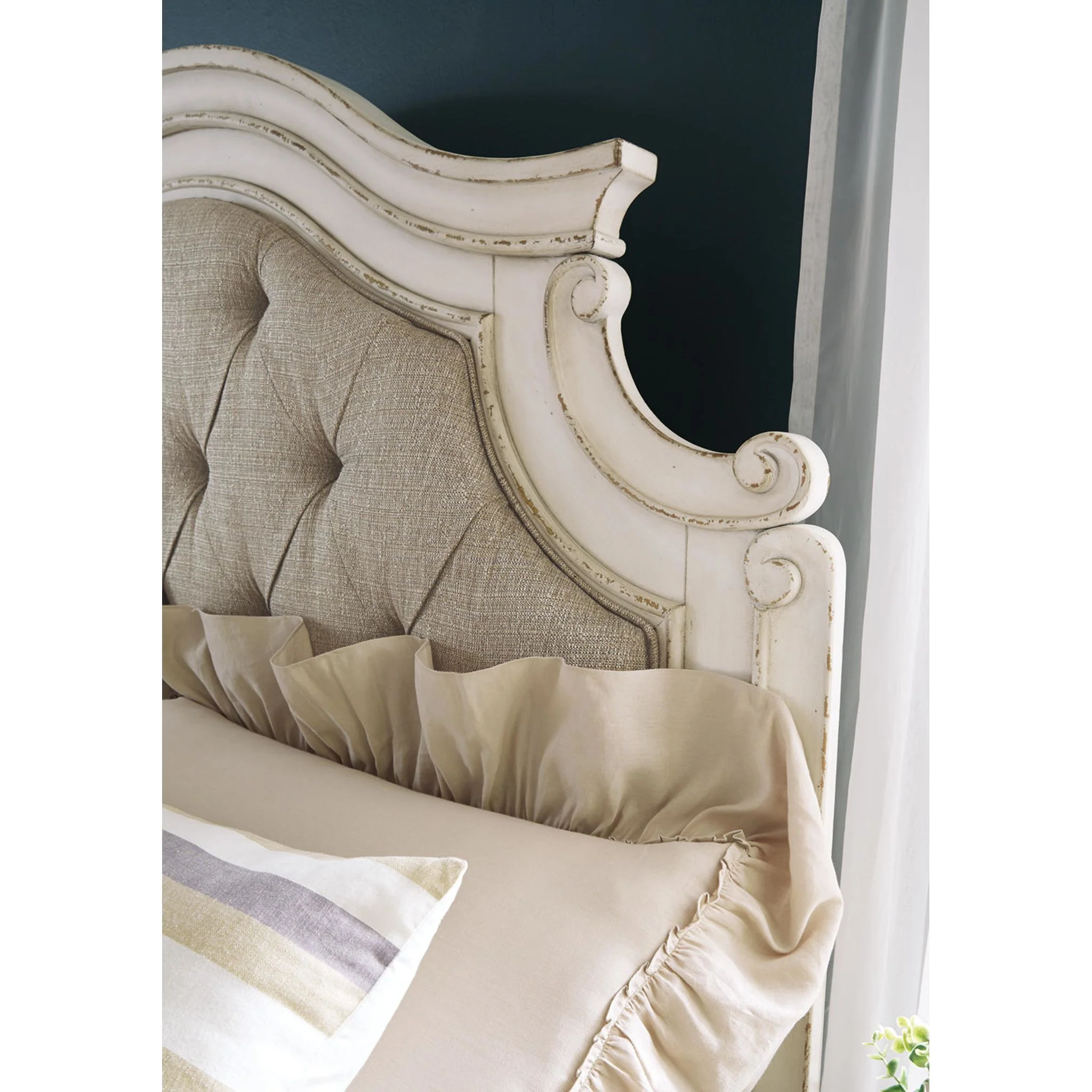 Realyn 5 Piece Panel Bedroom - Image 16